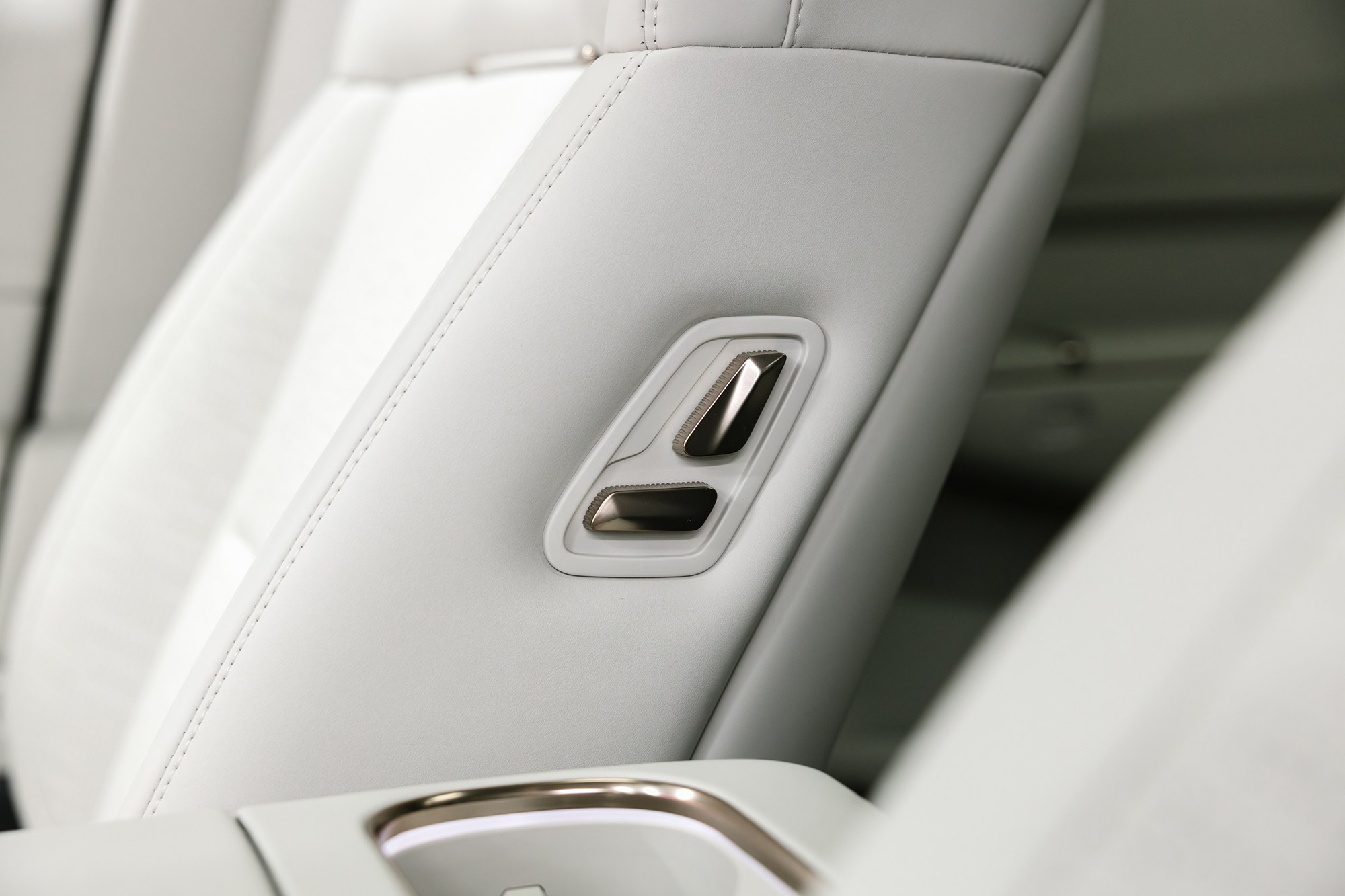 Lynk & Co 900 Ultra 2,0hyb 4WD AT (734 л. с.), 2025 г, 2,0 л бензин. Автосалон «Х-Авто»