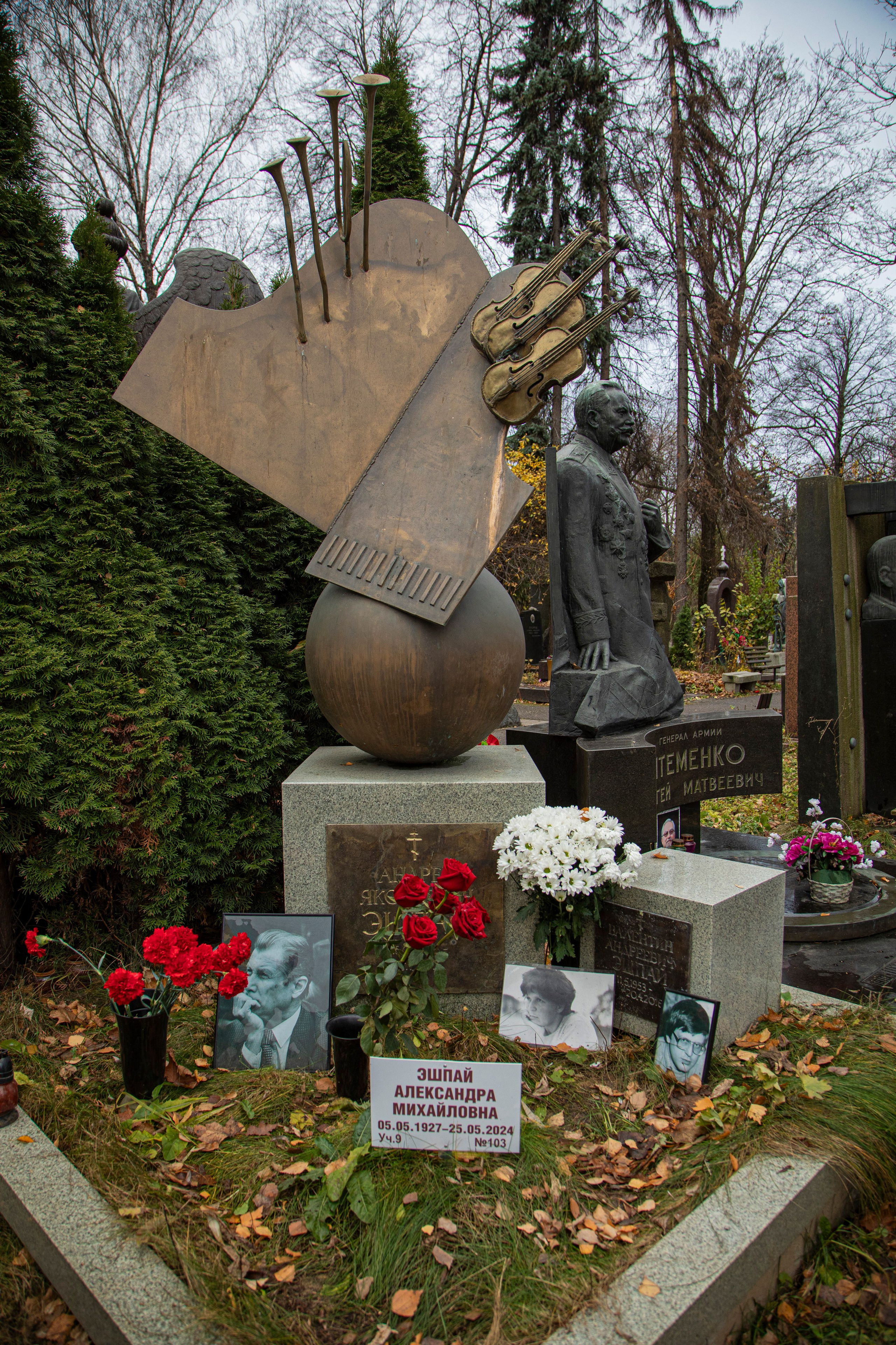 Осенняя прогулка по Новодевичьему кладбищу. Фотограф Сергей Ловкий