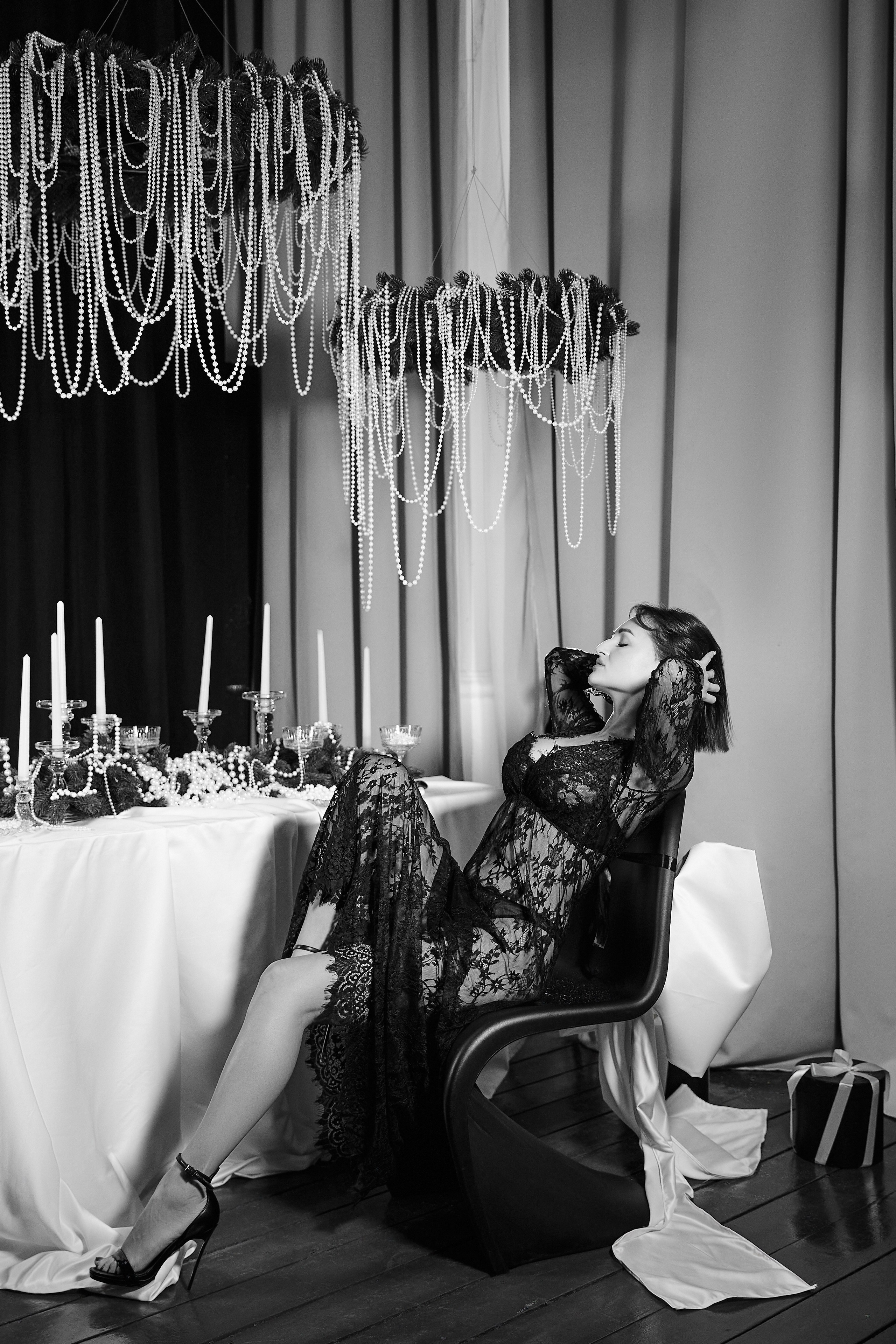 черно белое фото около стола девушка, чб