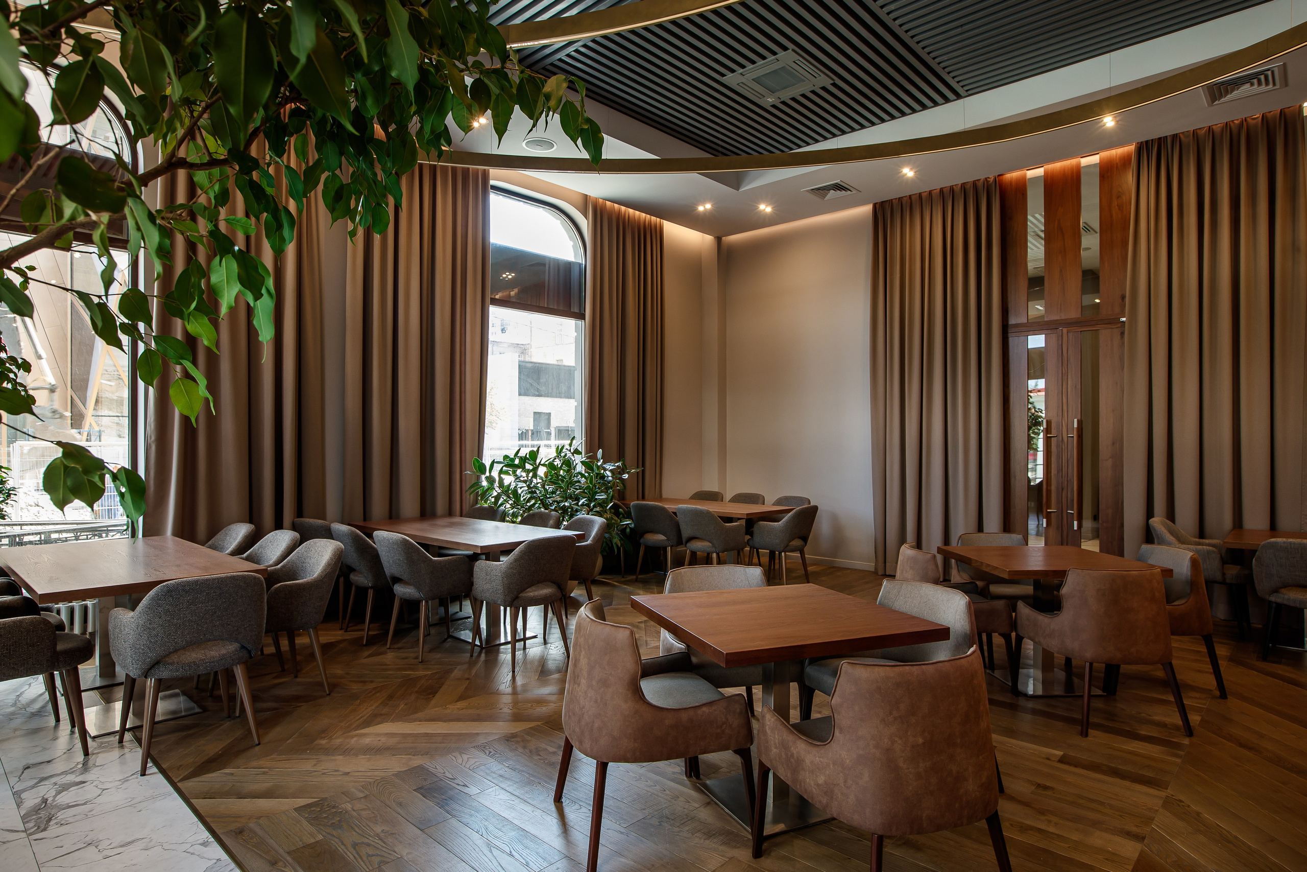 Интерьер кафе с панорамными окнами