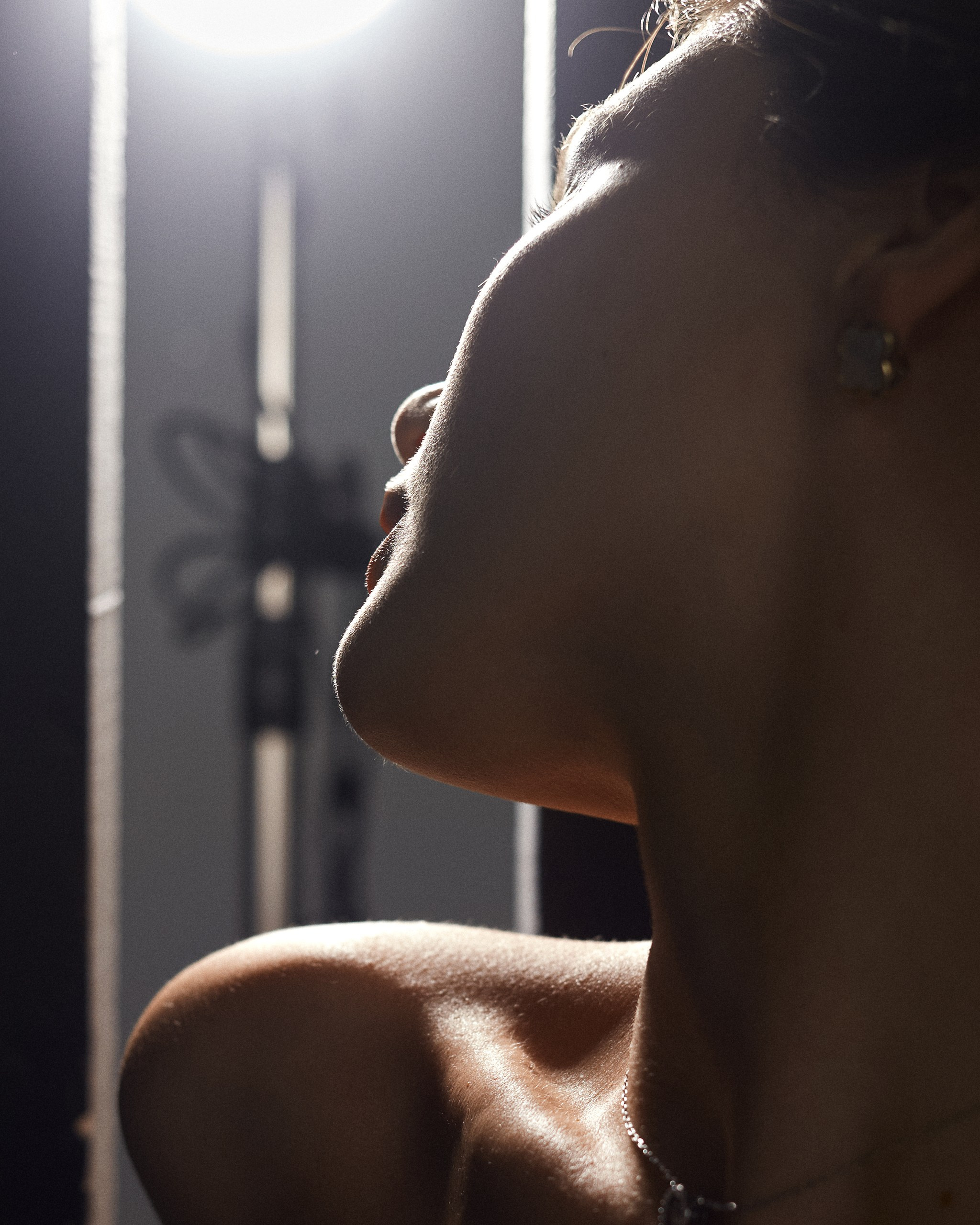 Крупный план лица, естественный макияж, съемка у окна