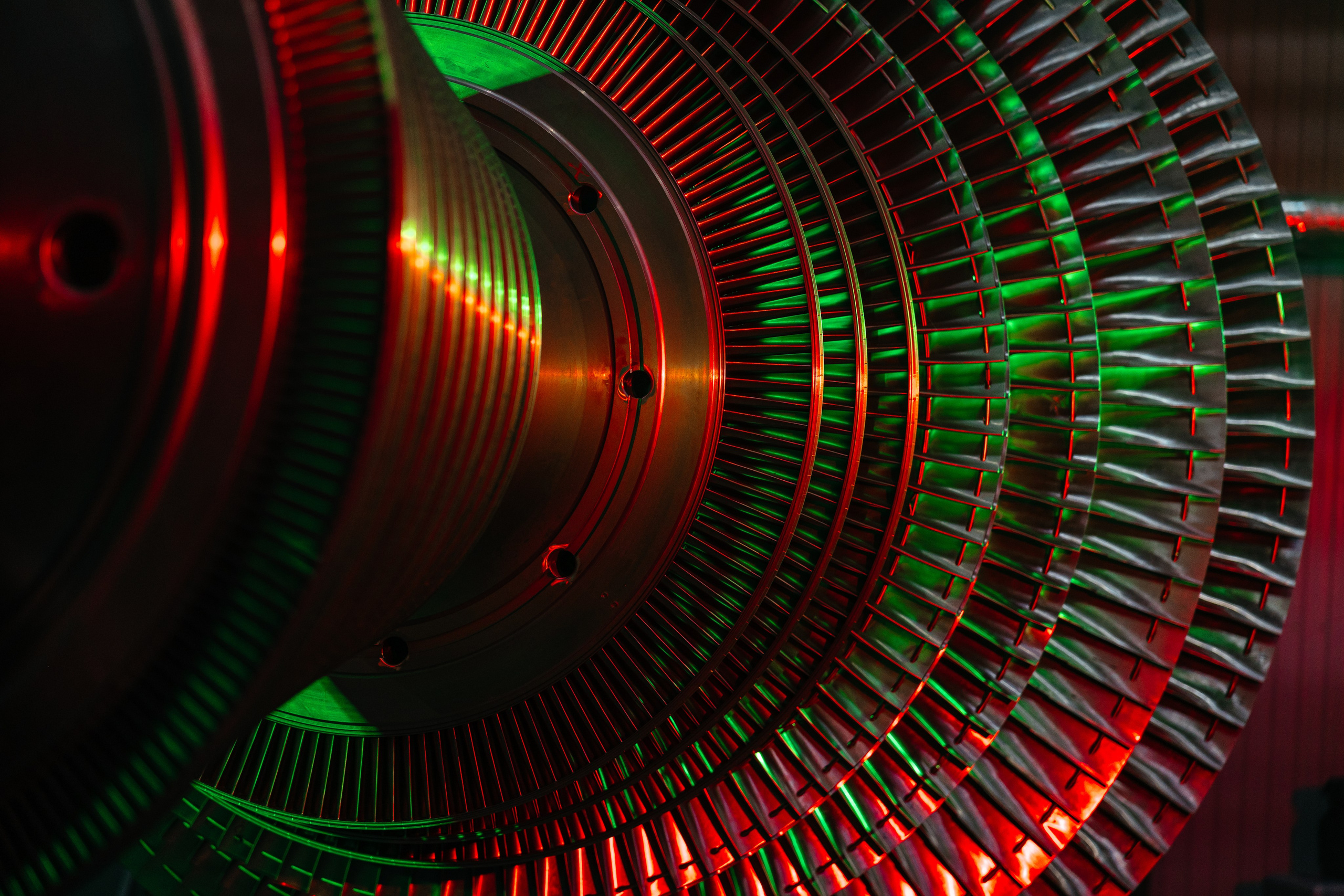 Яркая промышленная съёмка на стыке реальности и визуальных трендов