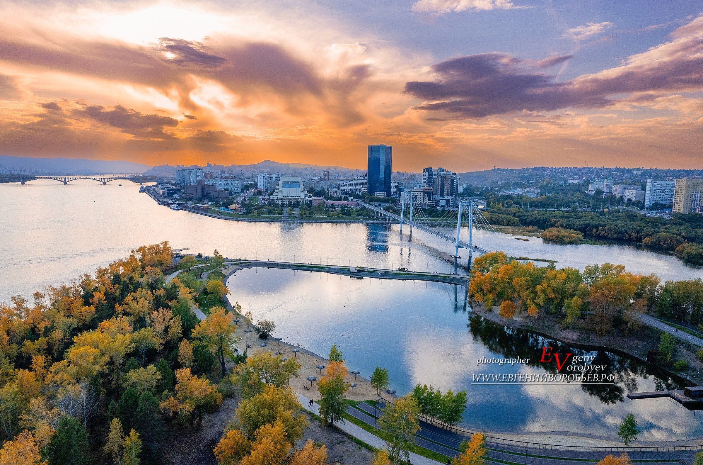 закат над Енисеем панорама города прогулка на теплоходе катере речной вокзал набережная коммунальный мост река Енисей Красноярск индивидуальная экскурсия исторический центр города путешествие достопримечательность что посмотреть где побывать в Сибири профессиональный личный гид фотограф фото репортаж аэросъёмка с дрона квадрокоптер авторский фототур поездка на кабриолете заказать микроавтобус с водителем