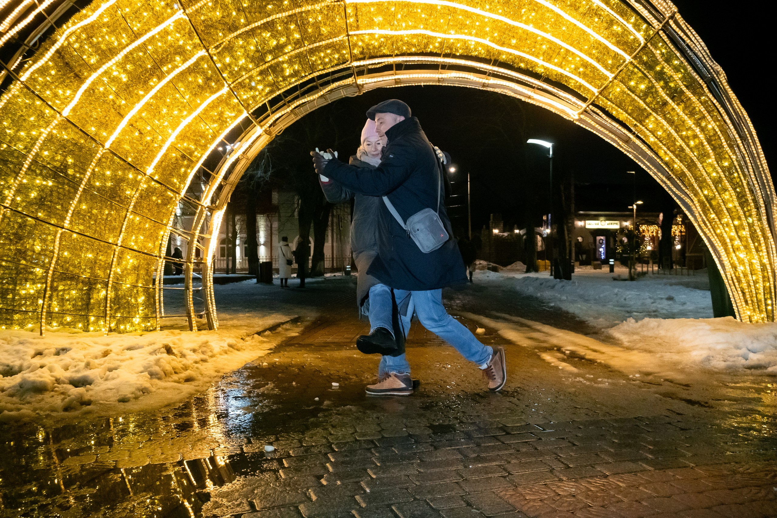 Двое в Новогоднем Зеленоградске. Фотограф Татьяна Рутковская Калининград