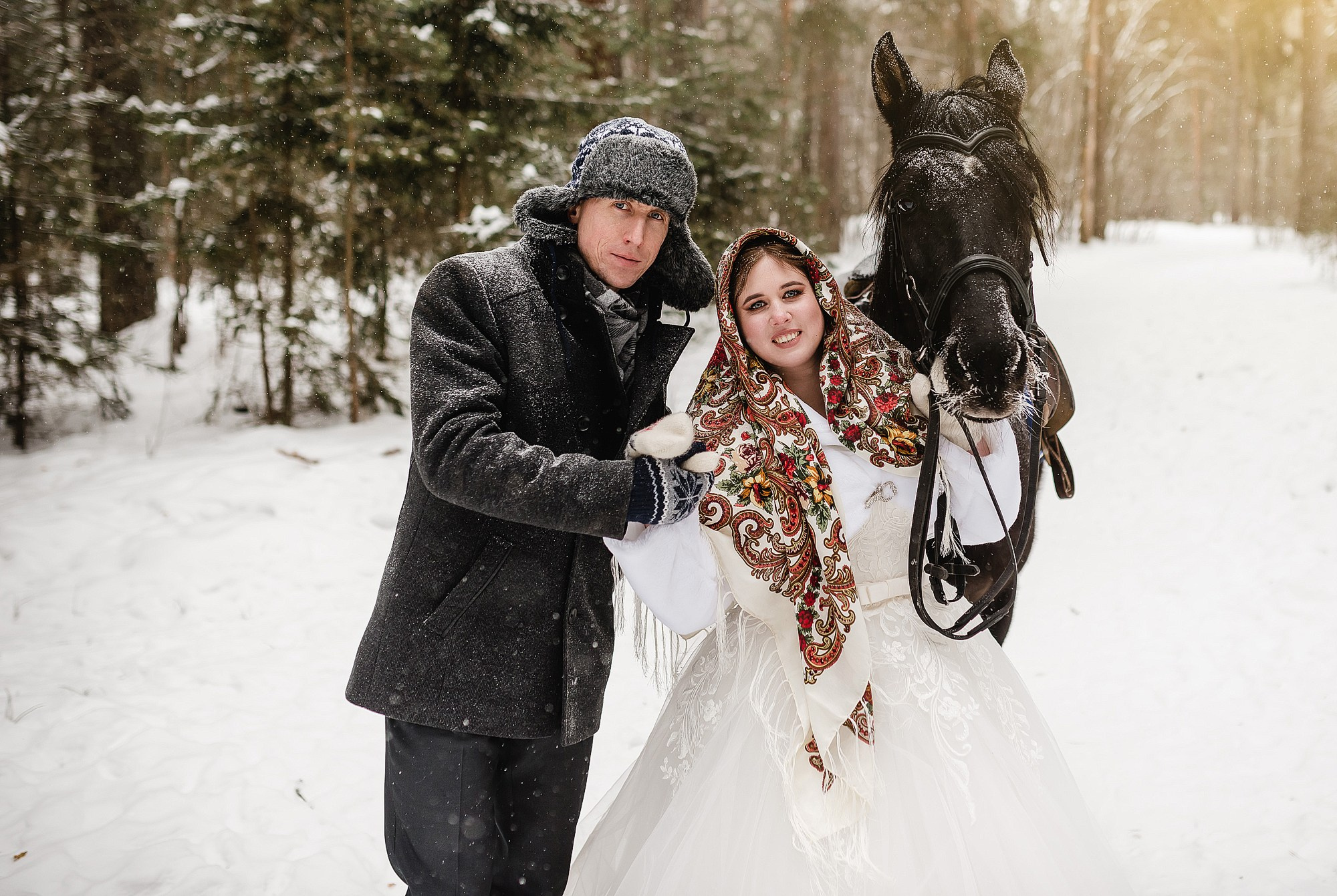 Свадебная фотосессия с лошадью зимой
