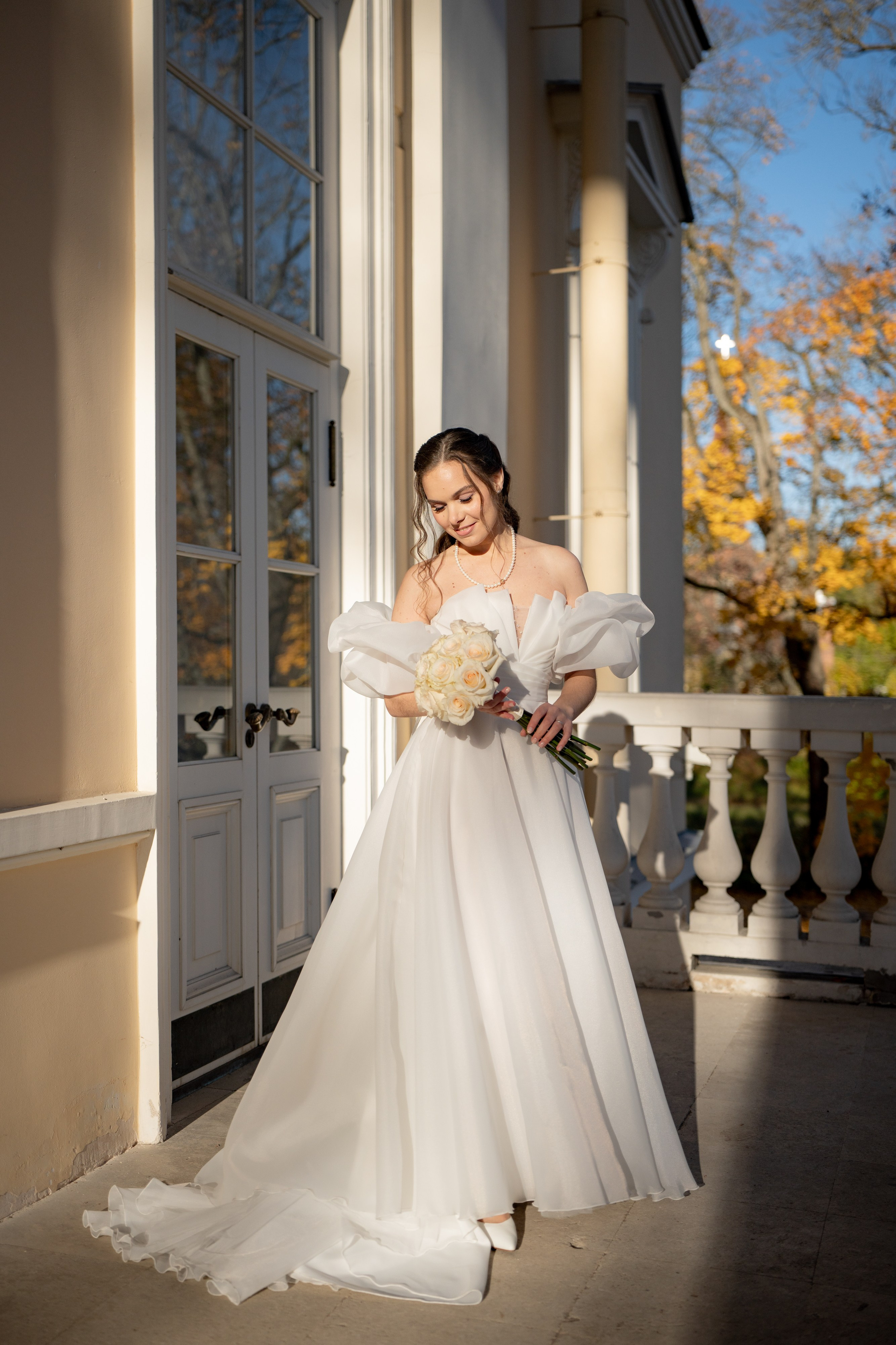 Портрет невесты на крыльце загса в Пушкине в солнечный осенний день