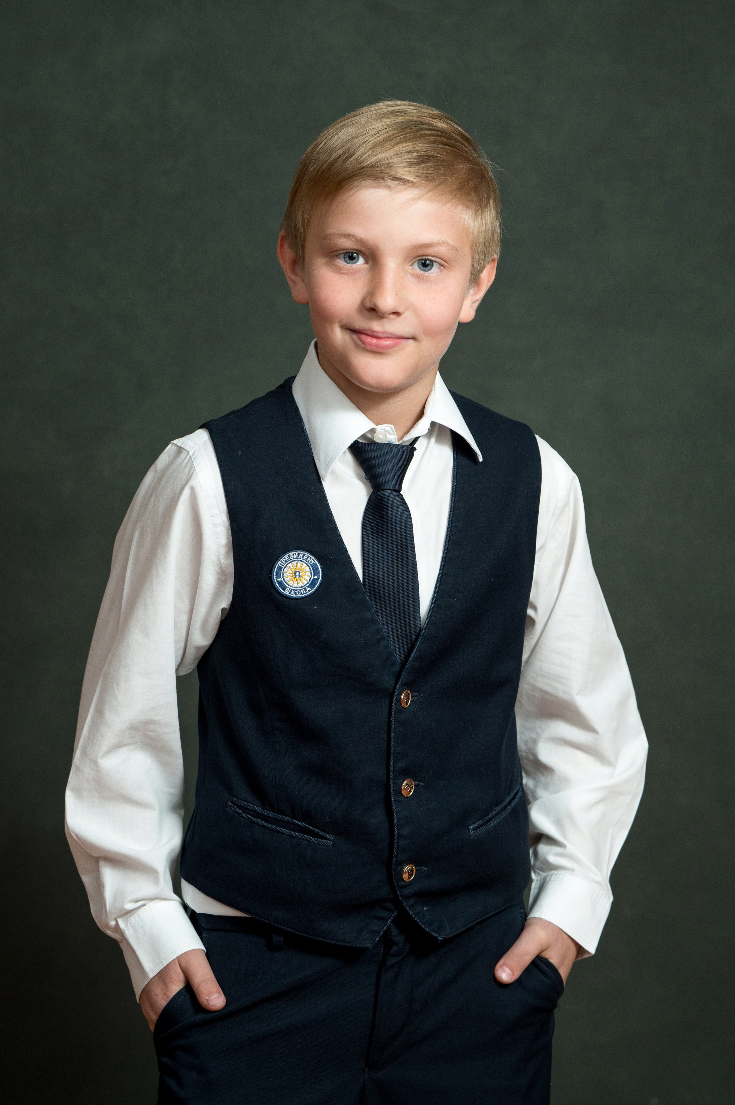 Портрет ученика начальной школы в школьной форме.