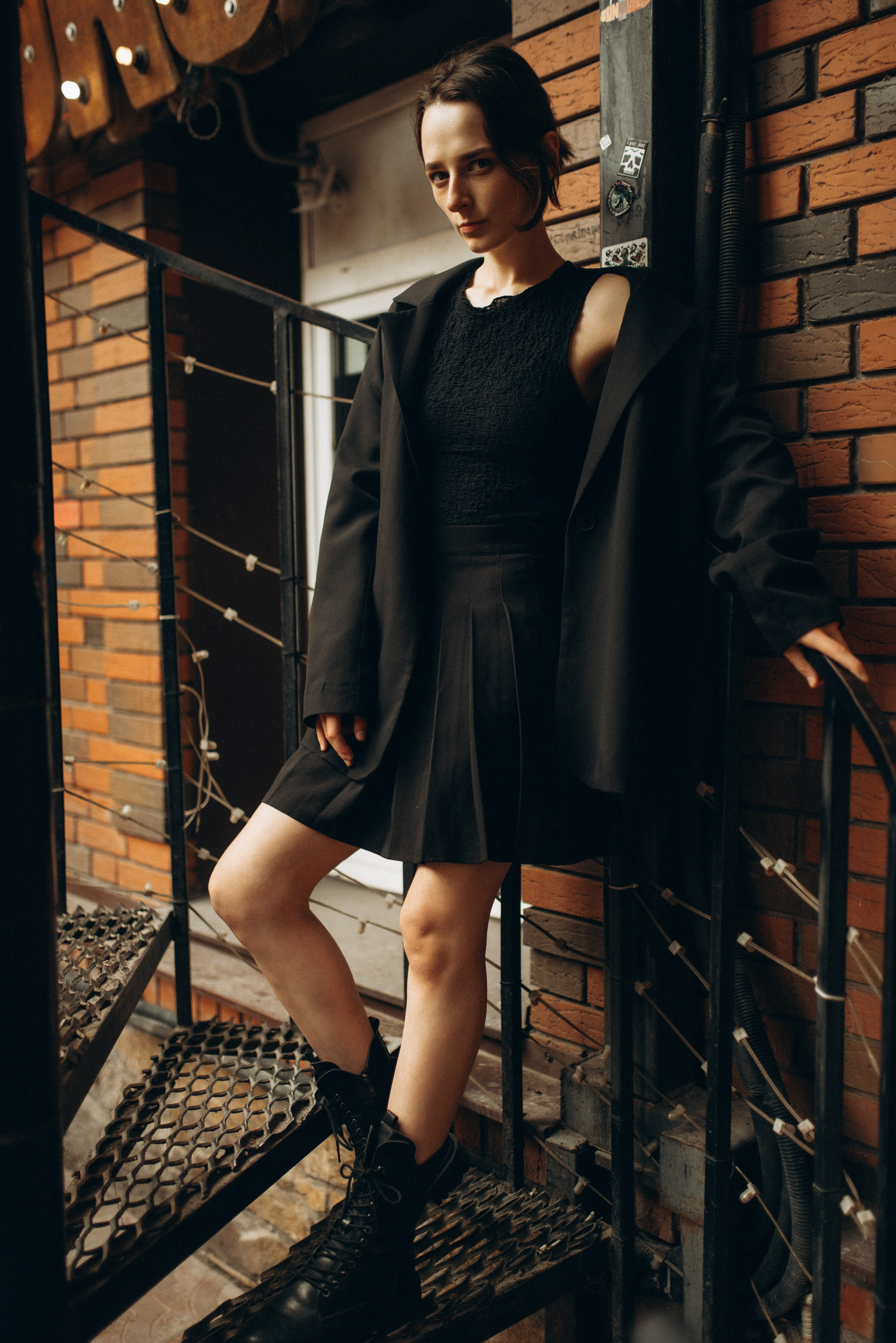 Девушка в черном платье и пиджаке оверсайз, концептуальный портрет в стиле total black, эстетика Урбан-нуар. Фотосессия в Новосибирске. 4.