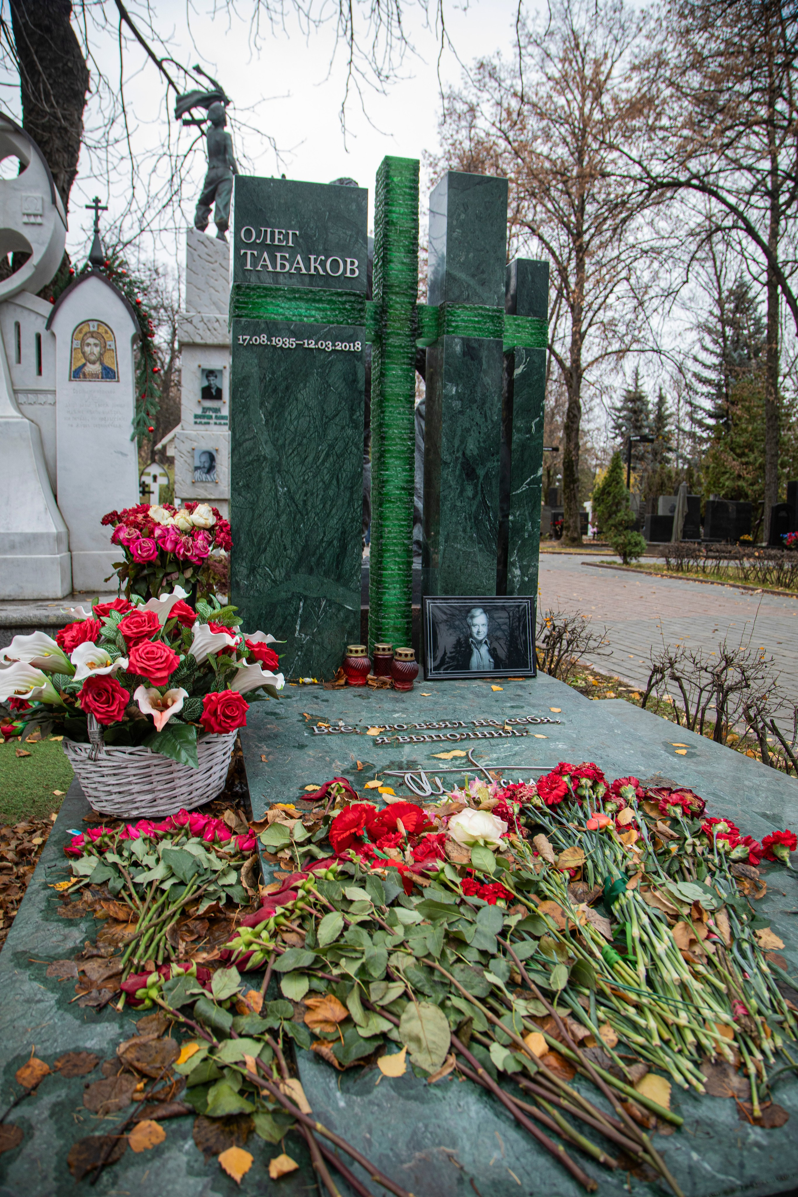 Осенняя прогулка по Новодевичьему кладбищу. Фотограф Сергей Ловкий