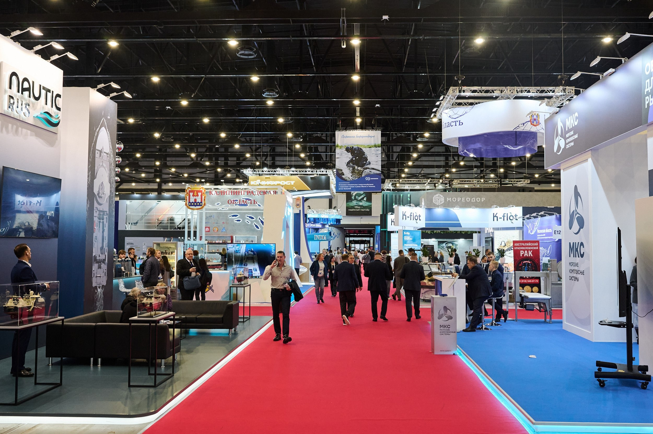 Панорамный вид на выставочные павильоны F и G в КВЦ «Экспофорум» (Санкт‑Петербург) во время Seafood Expo Russia 2025. Репортажная съёмка масштабной отраслевой выставки рыбной индустрии.