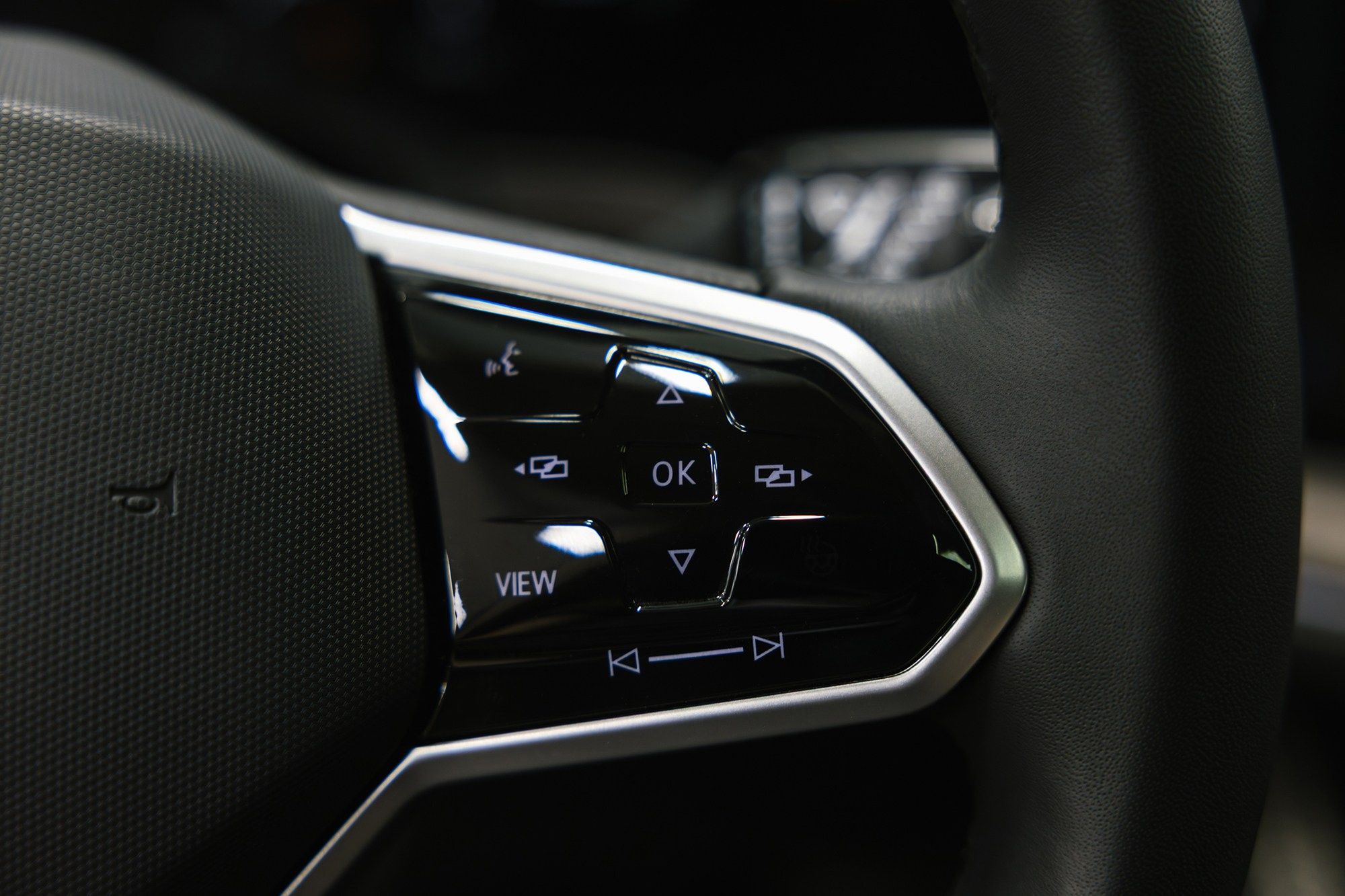 Volkswagen Touareg R-Line 2.0 TSI AT (265 л. с.). Автосалон «Х-Авто»