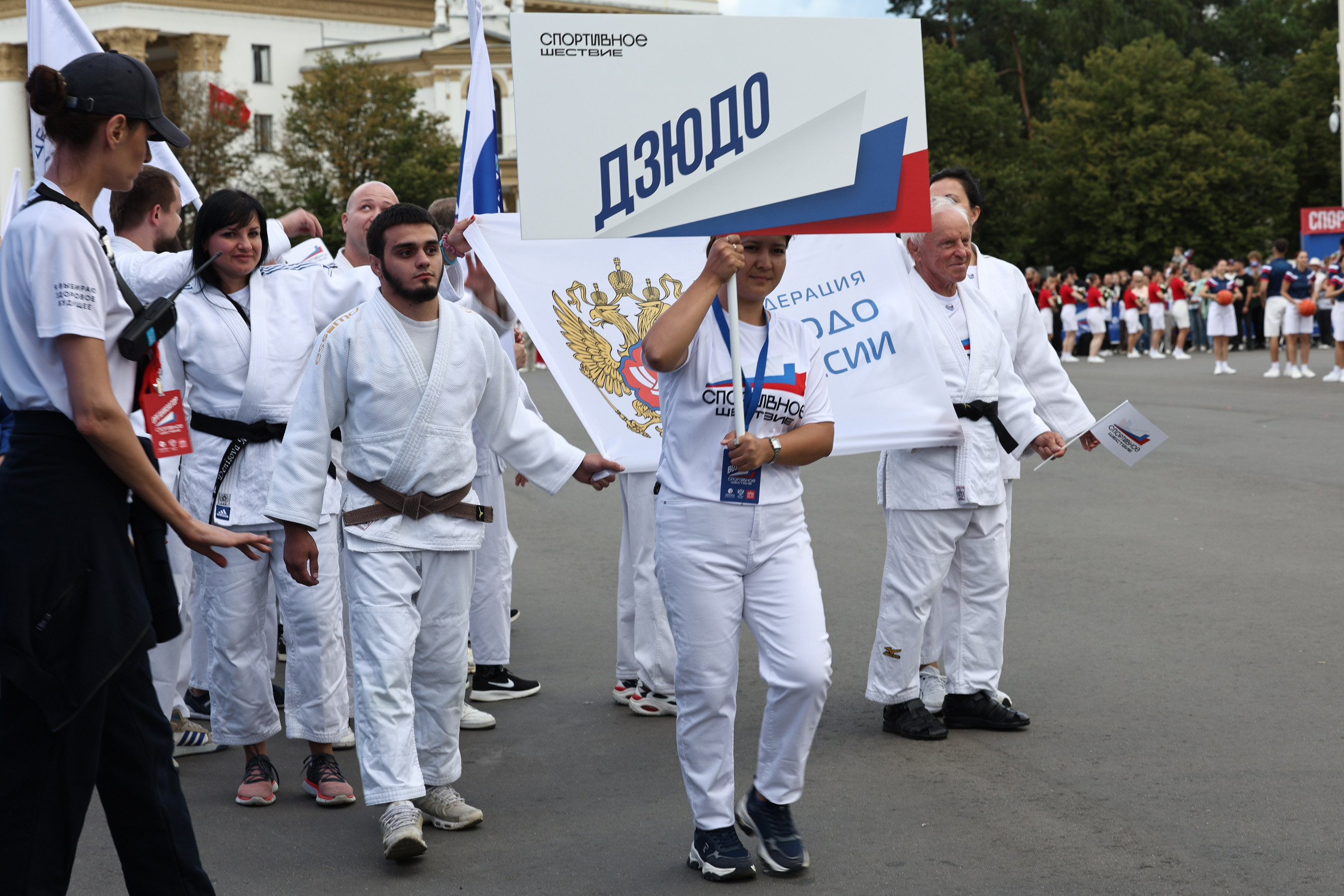 Дзюдоисты на Спортивном шествии на ВДНХ 9 августа 2025