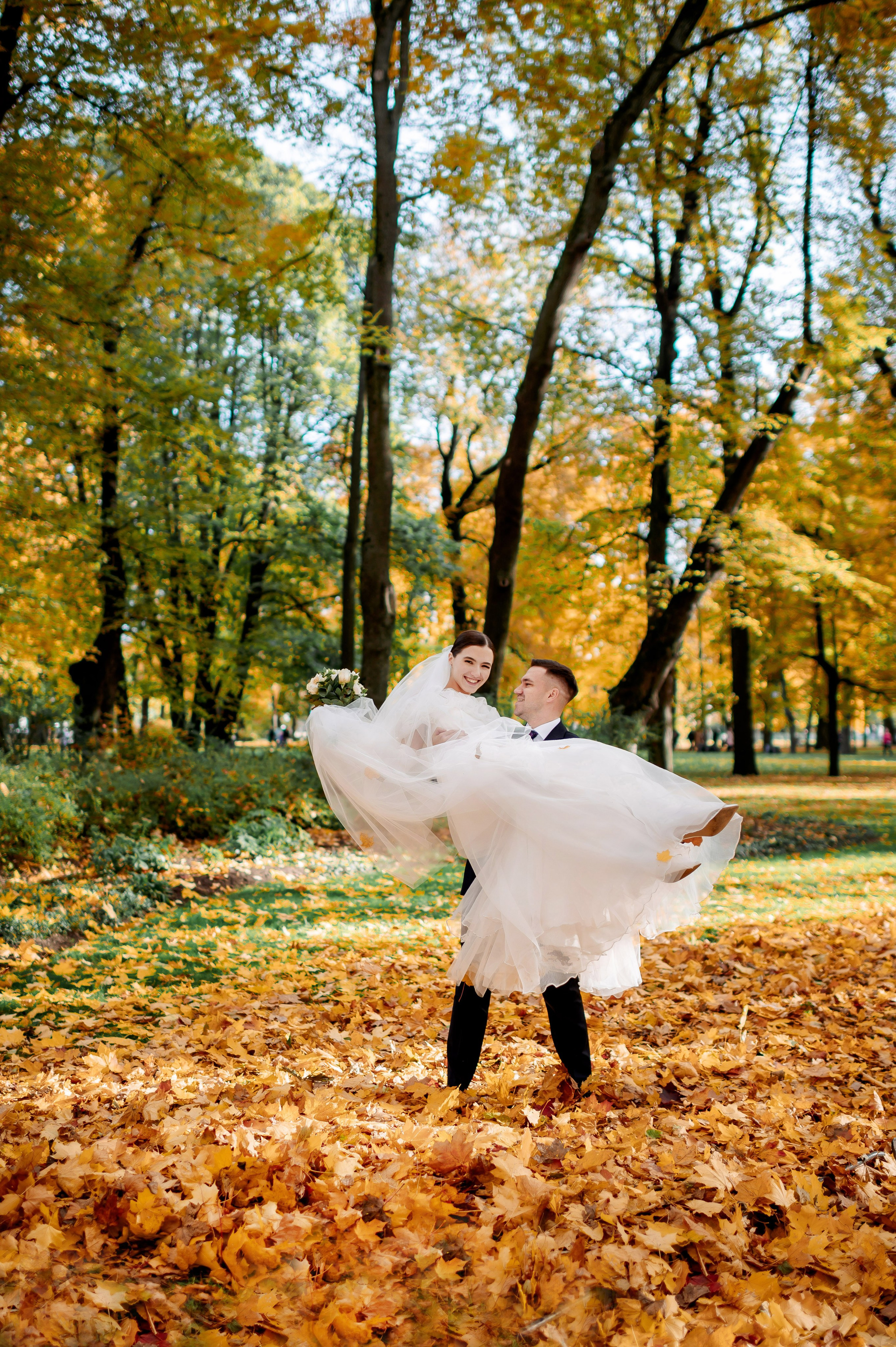 Осенняя великолепная свадебная прогулка жениха и невесты в октябре в Санкт-Петербурге в Михайловском парке и у Атлантов на Миллионной улице. Портретный, семейный и свадебный фотограф в Санкт-Петербурге и в Пушкине Ширяев Денис