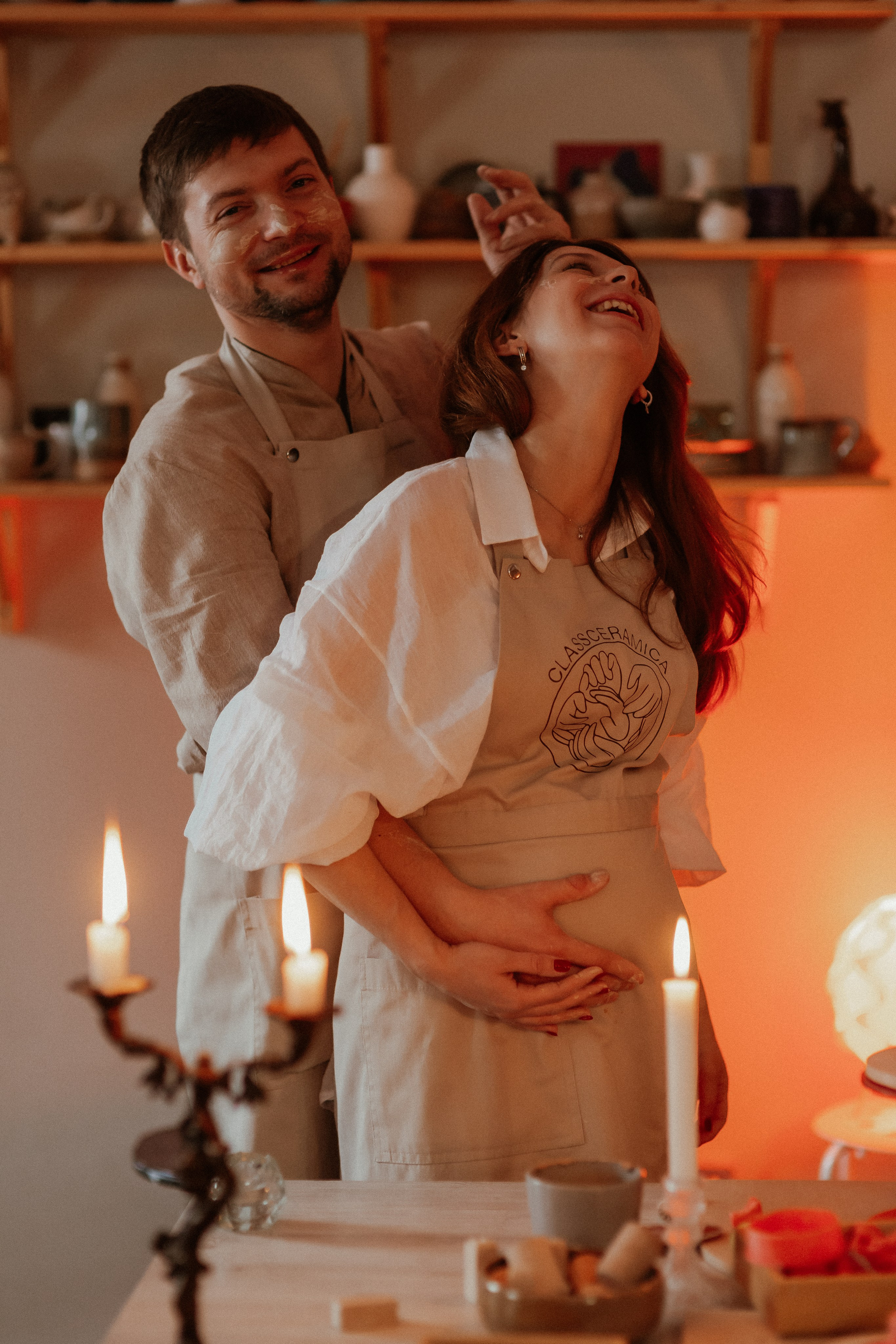 Свидание в гончарной мастерской. Они попросили не подглядывать. Но я смотрел. Свадебный и репортажный фотограф в Ярославле и Санкт-Петербурге Роман Микрюков