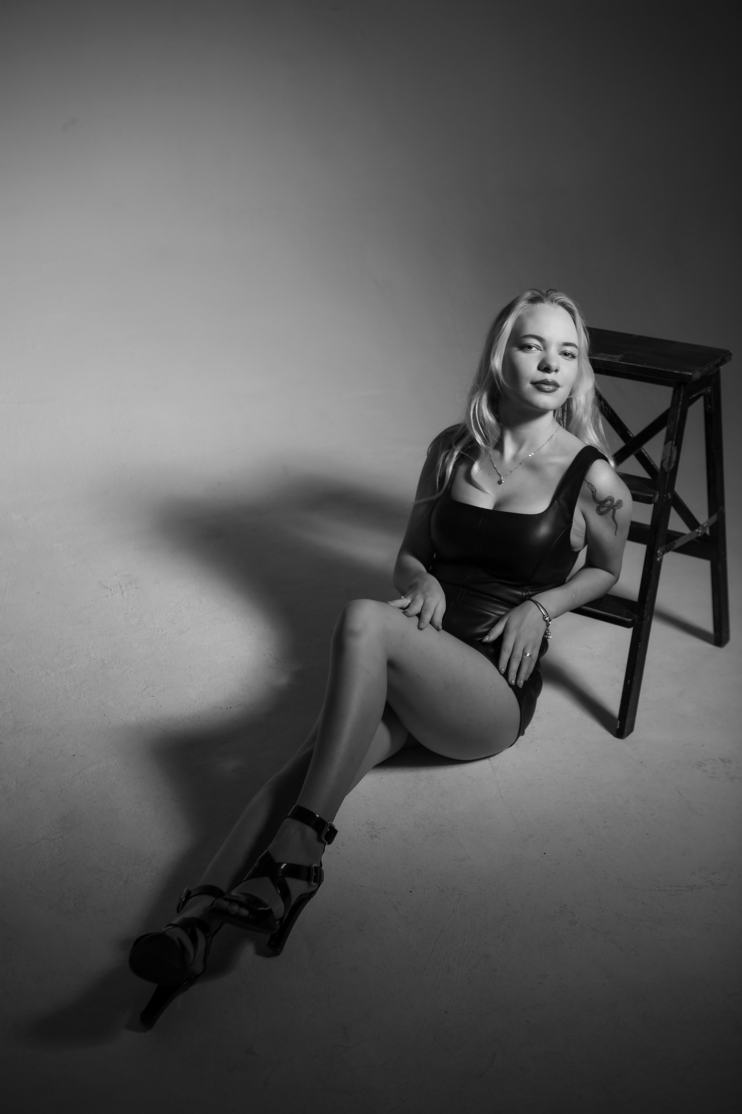 Девушка в черном жакете и коротком платье, пиджаке в студии, черно-белое фото, профессиональная фотосессия на циклораме на белом, черном фоне. Фотограф в Москве. Женский портрет на белом фоне.Женский портрет на черном фоне. Черно-белая фотография. Фотосессия чб. Фотограф Валентина Чемерилова