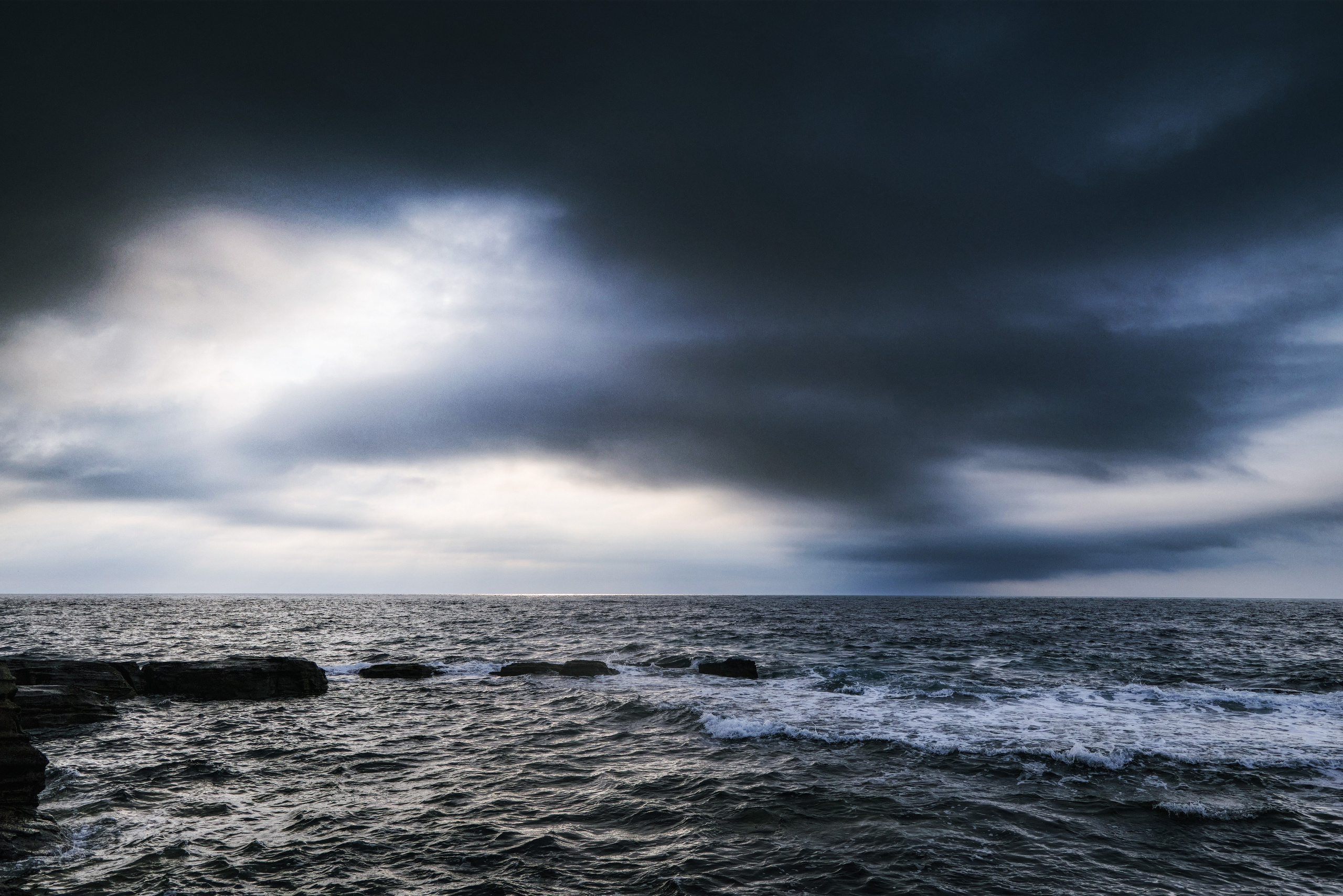 Мрачное море и предштормовые облака - горизонтальный снимок крупным планом