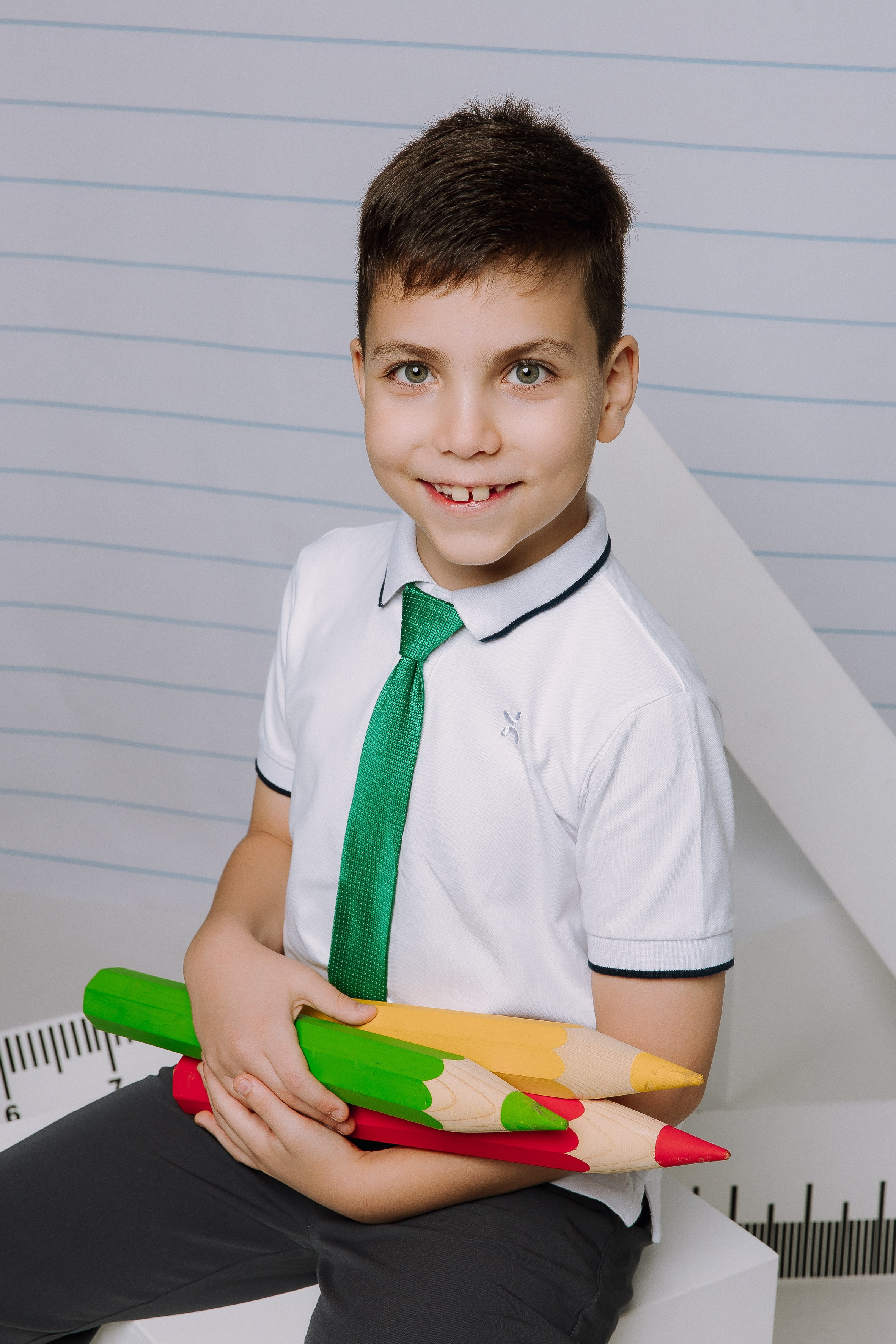 Студия- Портреты начальная школа (С реквизитом). Выпускные альбомы Натальи Бутко: Новороссийск, Анапа, Геленджик