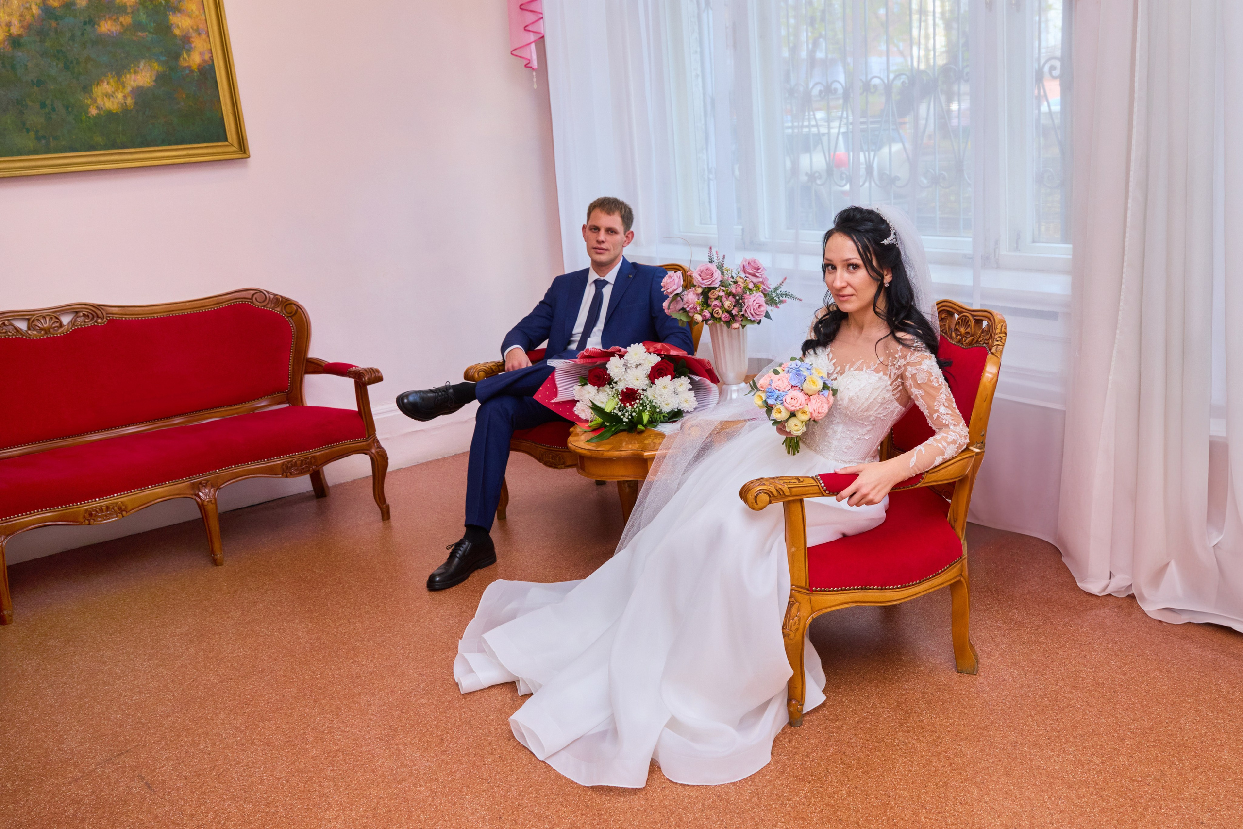 Молодожены ожидают регистрацию в зале