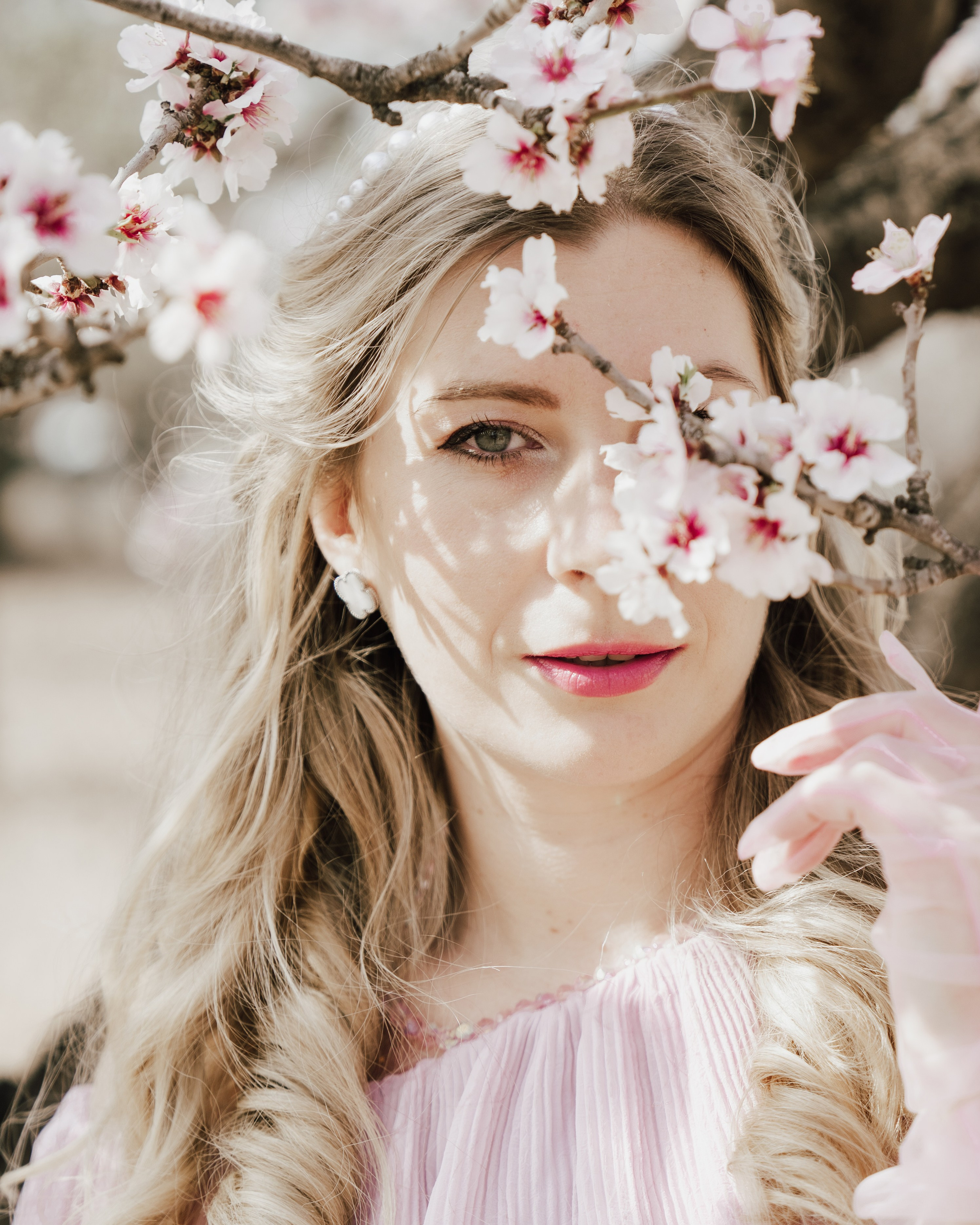 девушка в летящем платье в цветущих миндальных деревьях
