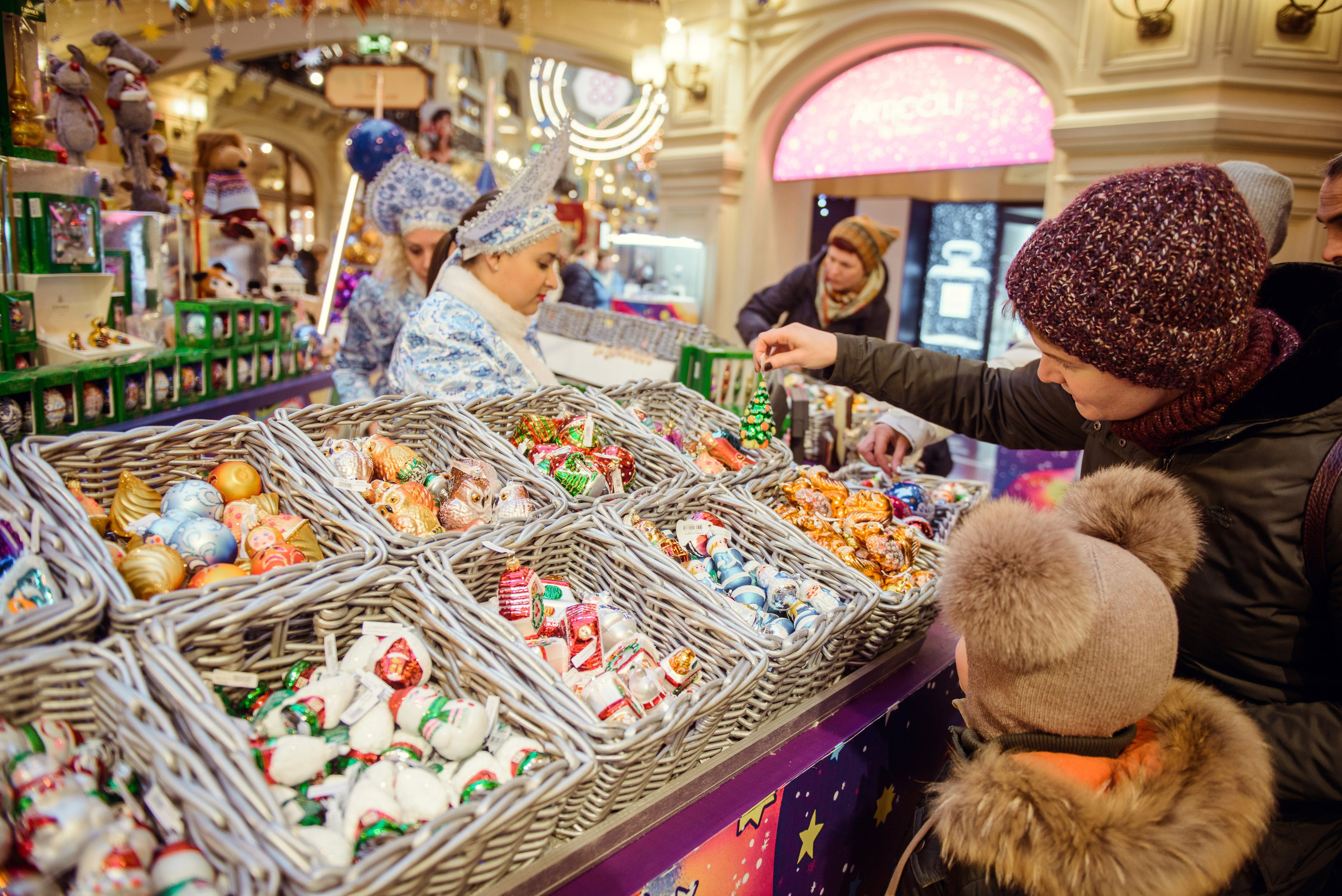 family photo shoot walking in the city. New Year Christmas photoshoot (Photographer in Edinburgh Elena Carruthers)