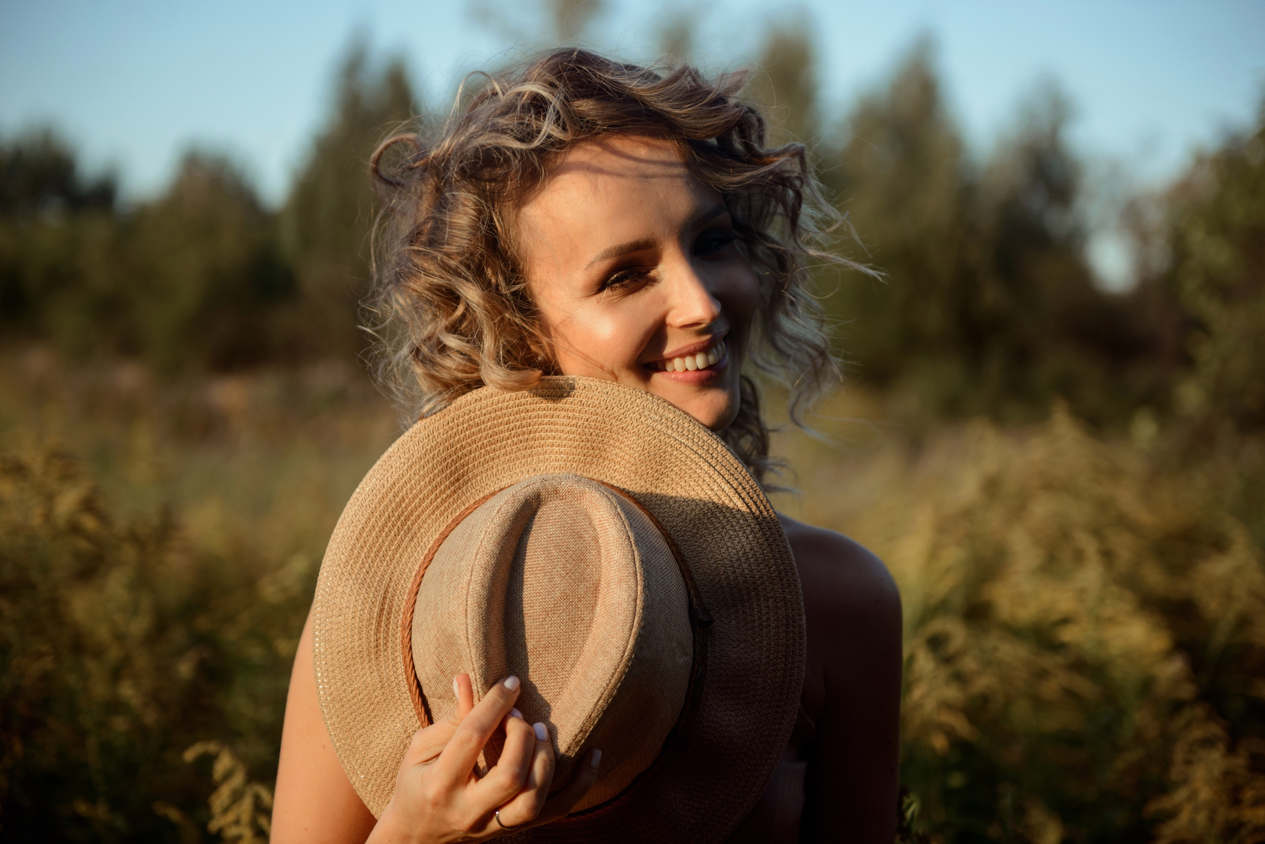 A photo shoot for a woman l in the field. Sunset photo shoot for a girl Curly hair style. (photographer in Edinburgh Elena)