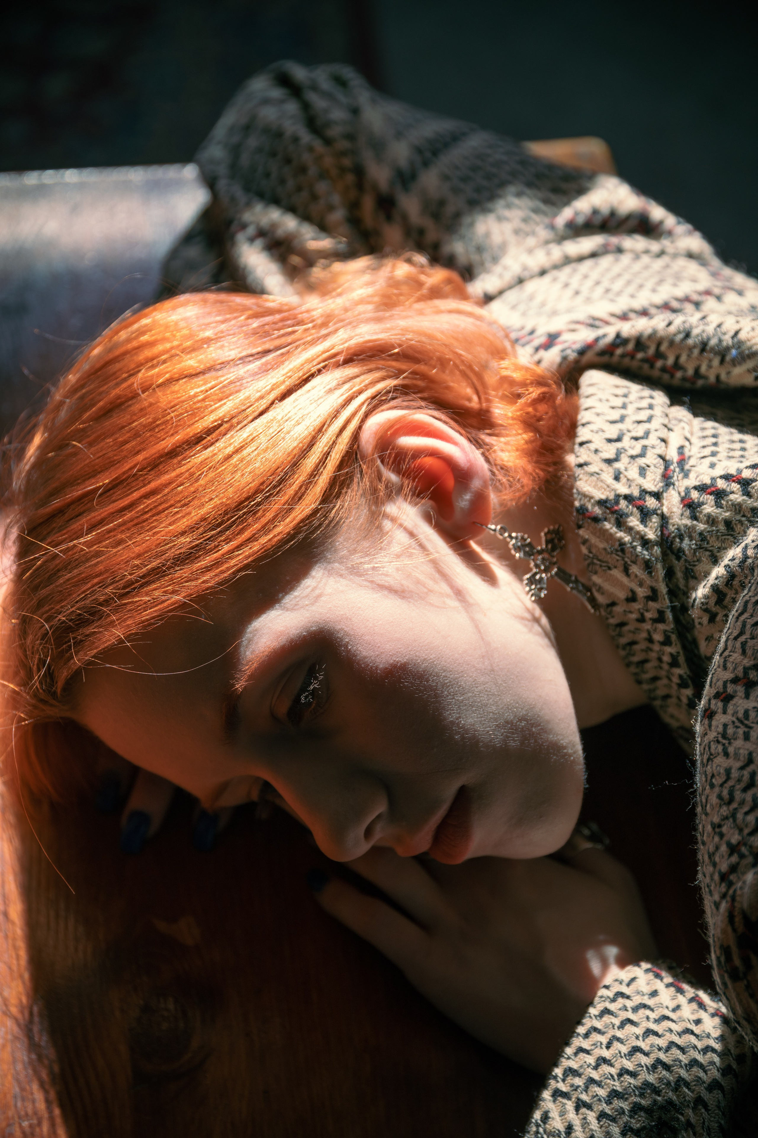 Профиль девушки с рыжими волосами в полутени