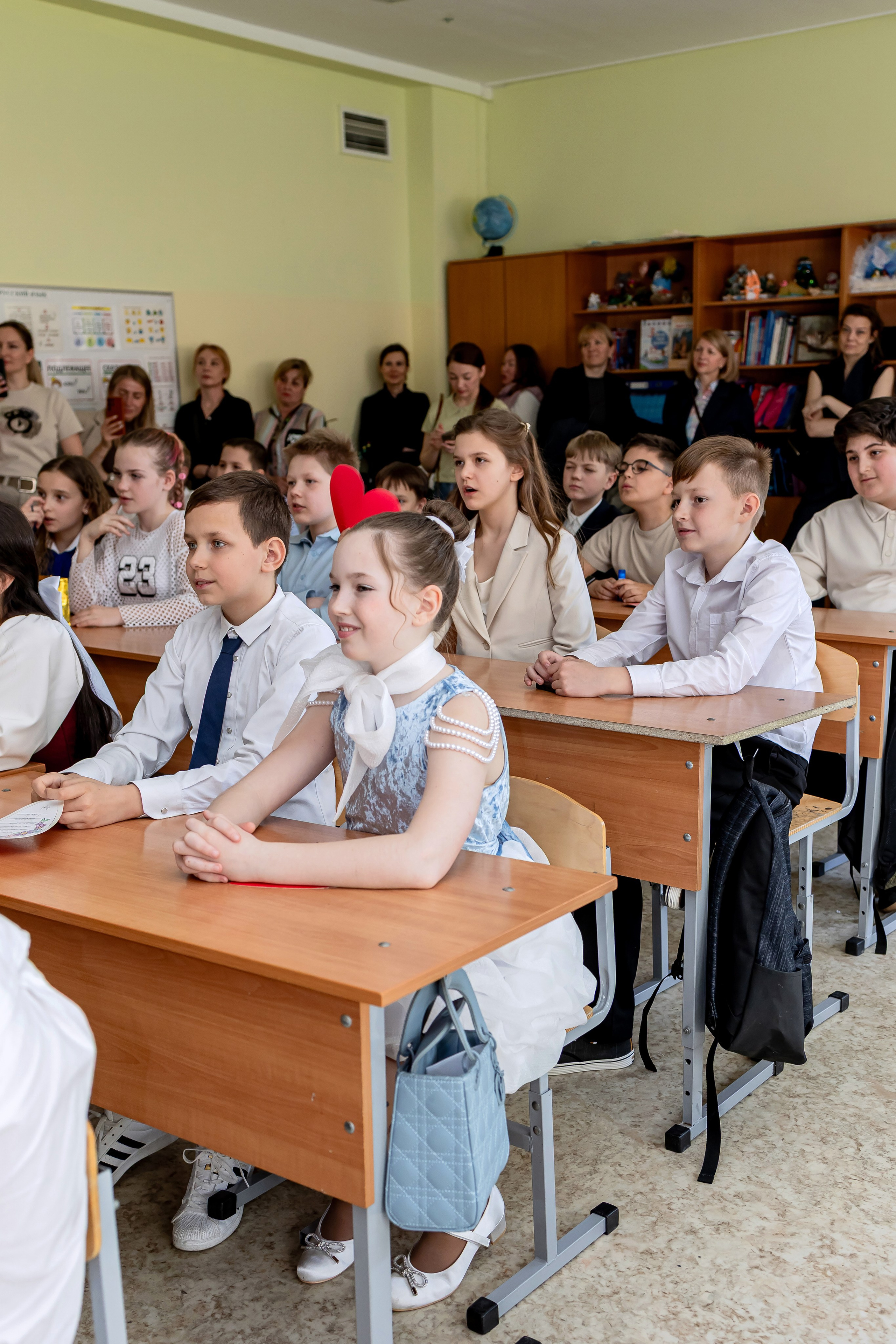 Выпускной в начальной школе в классе. Фотограф и видеограф Москва. Свадебный фотограф, видеограф. Выпускные альбомы. Оживающие альбомы