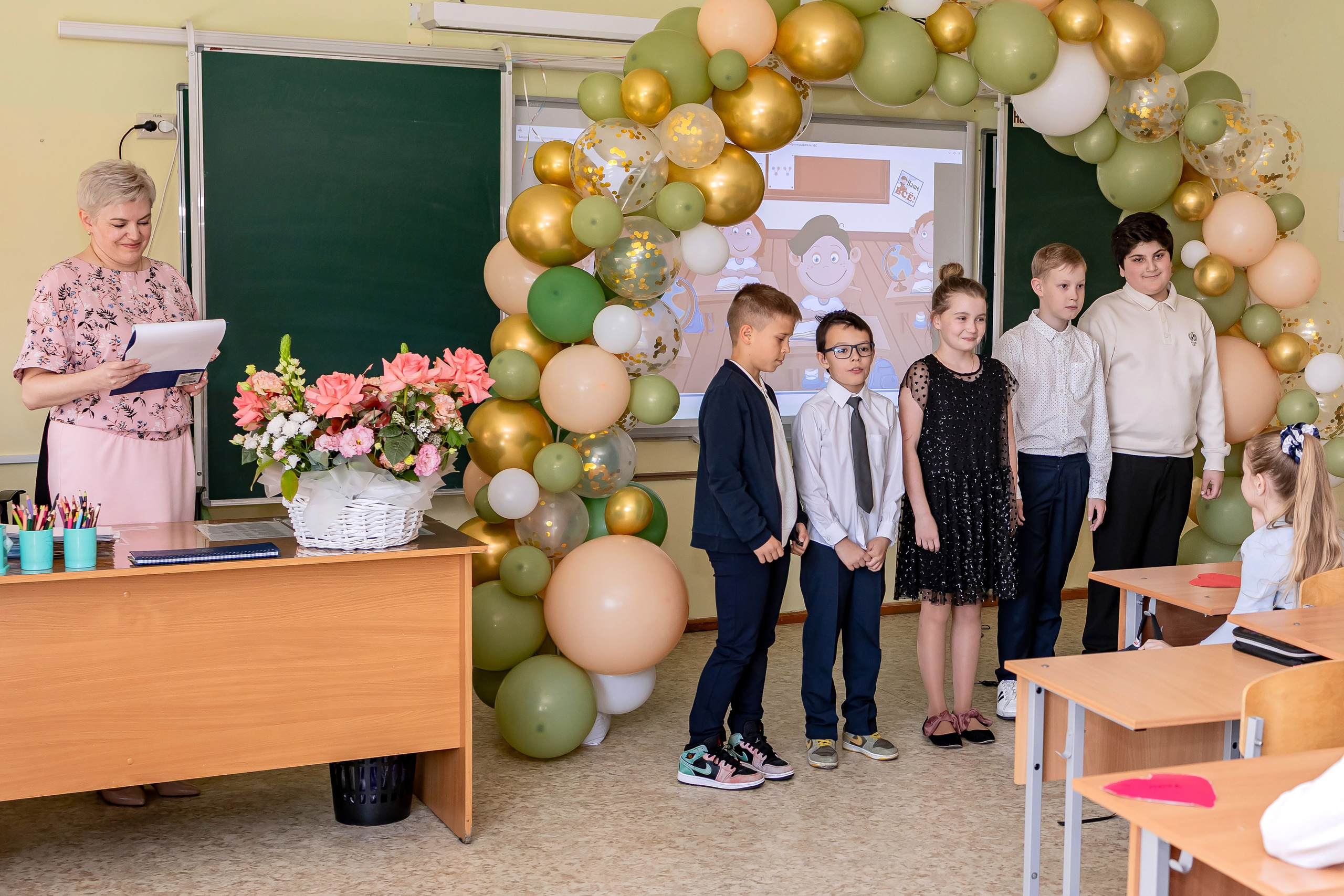 Выпускной в начальной школе в классе. Фотограф и видеограф Москва. Свадебный фотограф, видеограф. Выпускные альбомы. Оживающие альбомы