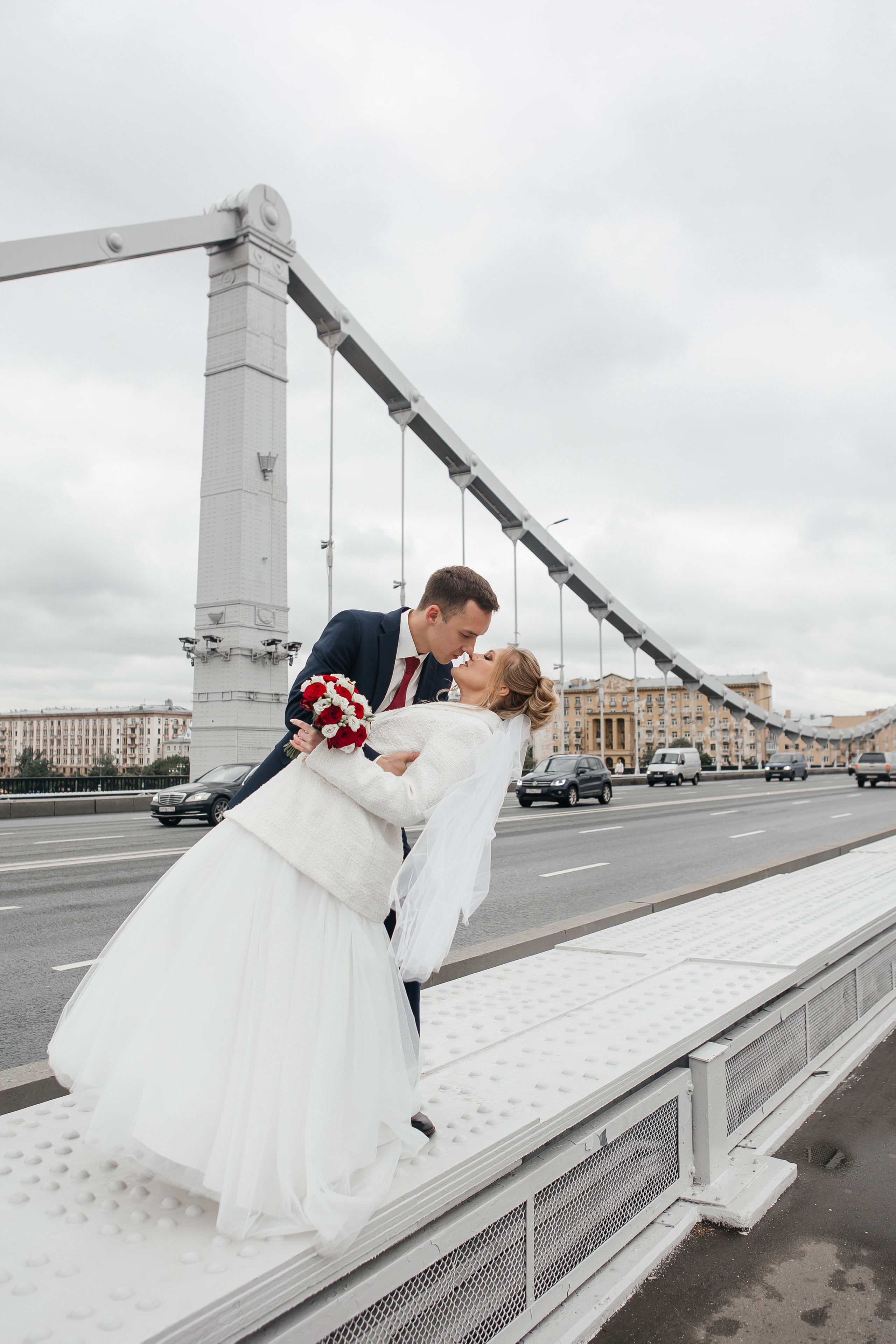 Свадебная прогулка на крымском мосту