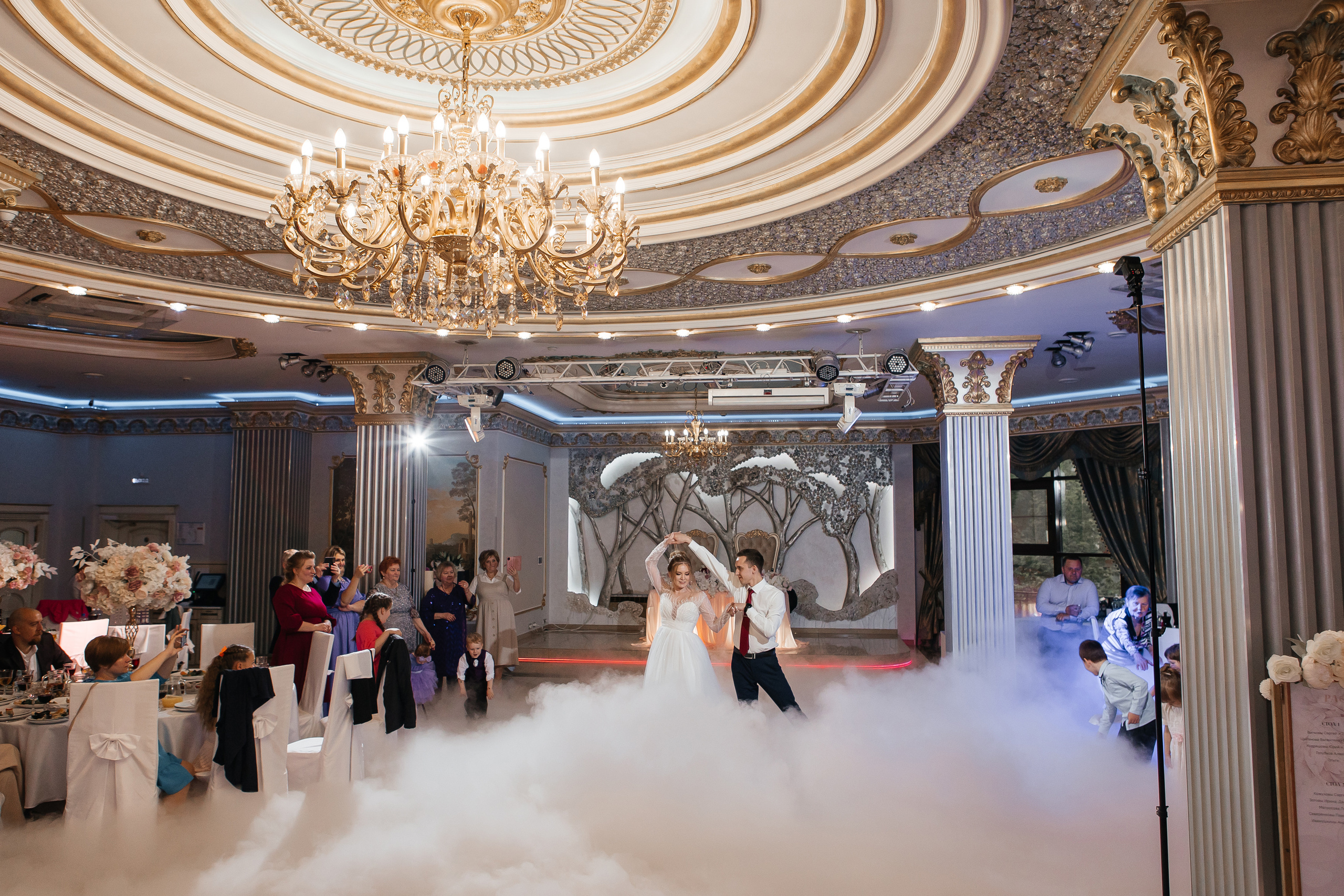 Свадебный танец с тяжелым дымом