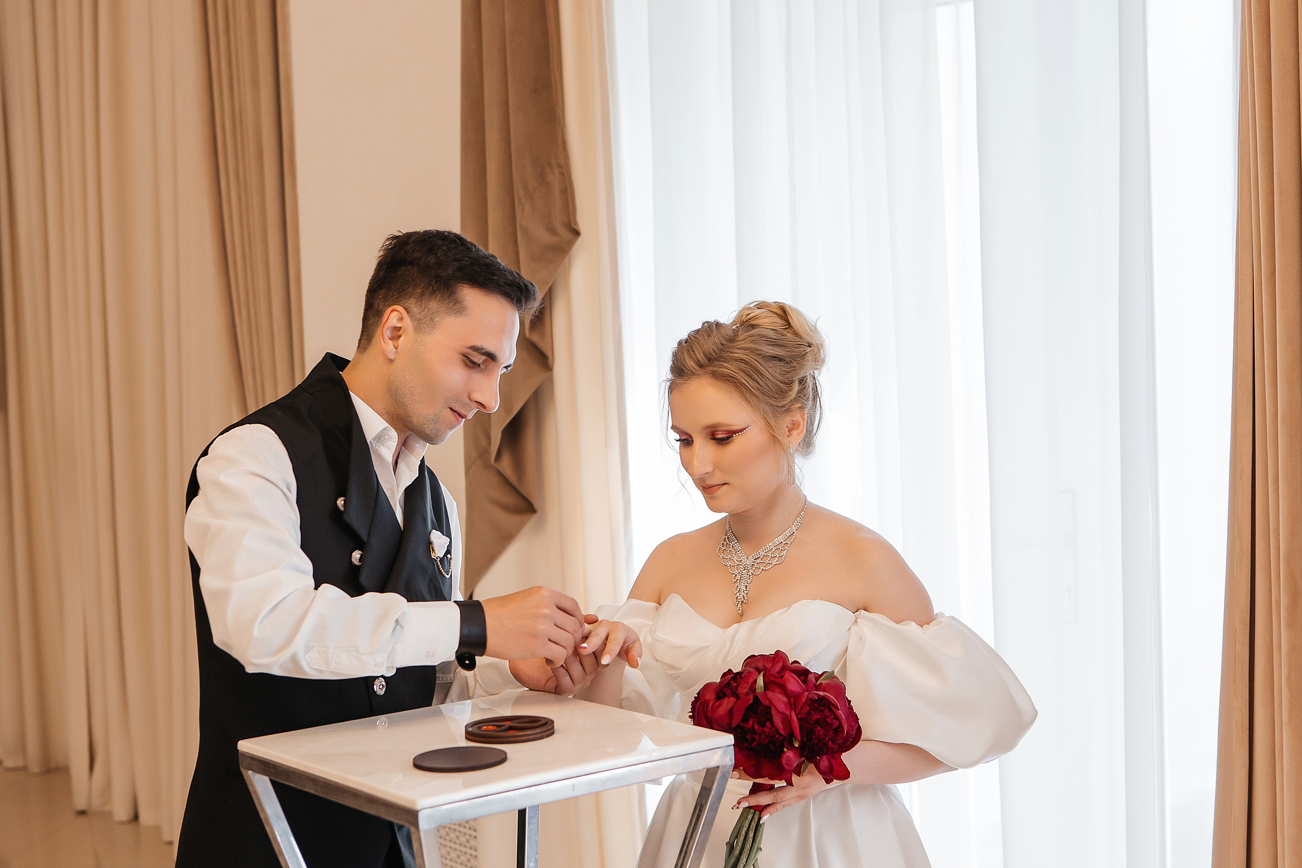 Регистрация брака во Дворце бракосочетания на ВДНХ. Свадебный фотограф в Москве Дарья Олендарёва