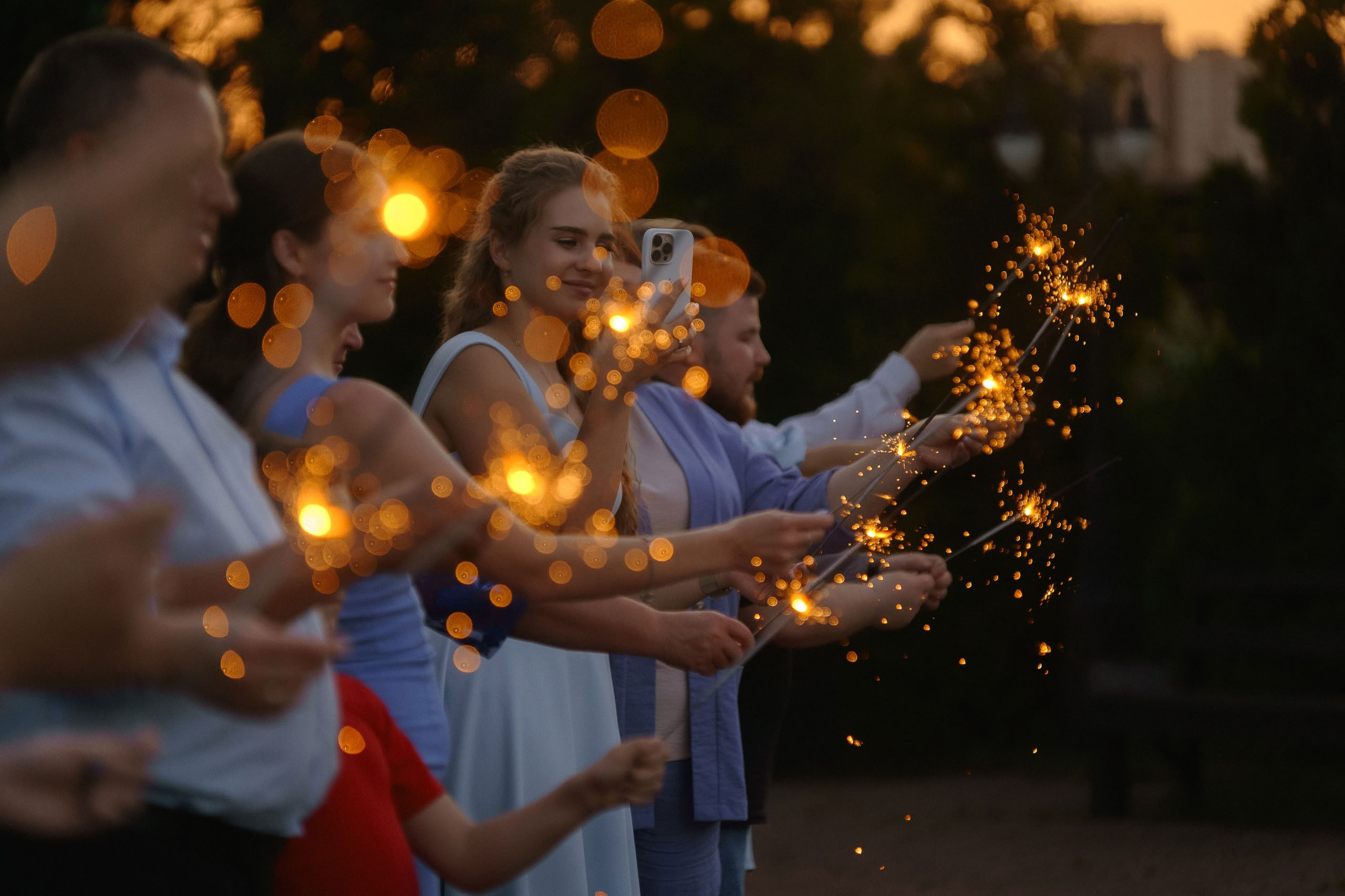 Гости с бенгальскими огнями во дворе банкетного зала