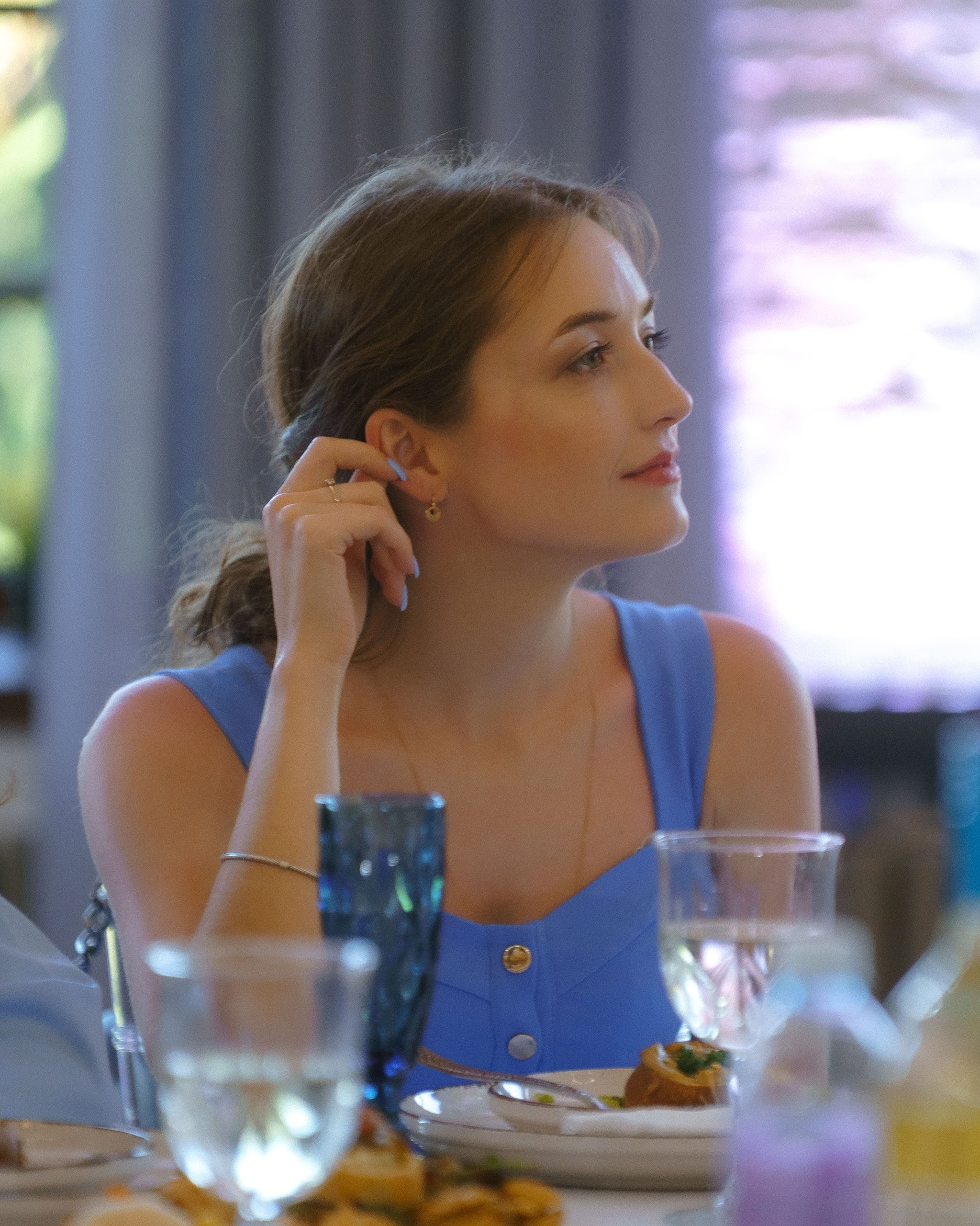 Гостья в голубом платье на свадьбе в Петергоф Лофт