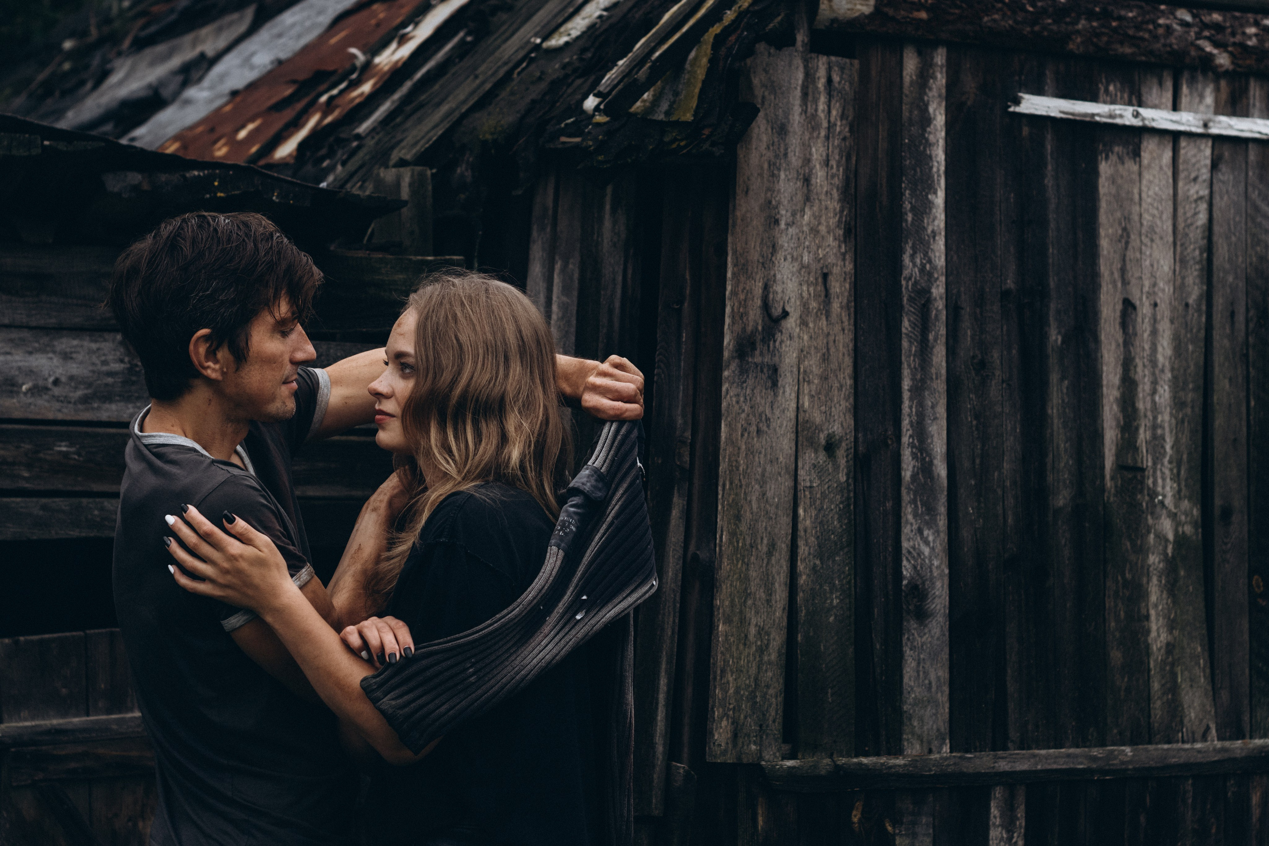 Девушка и парень у лесного домика