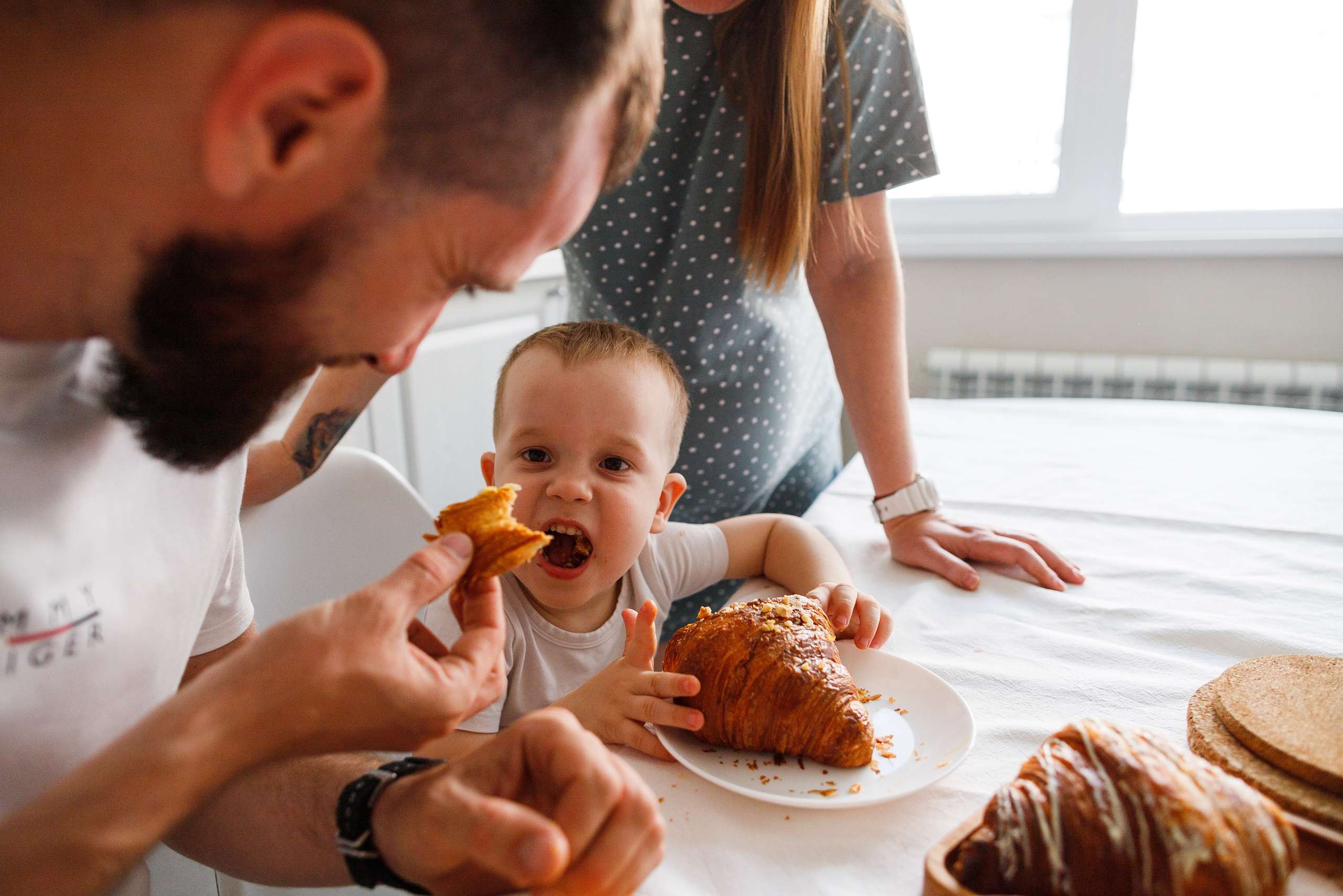 Семейная съемка дома в Астрахани, муж, беременная жена, ребенок.