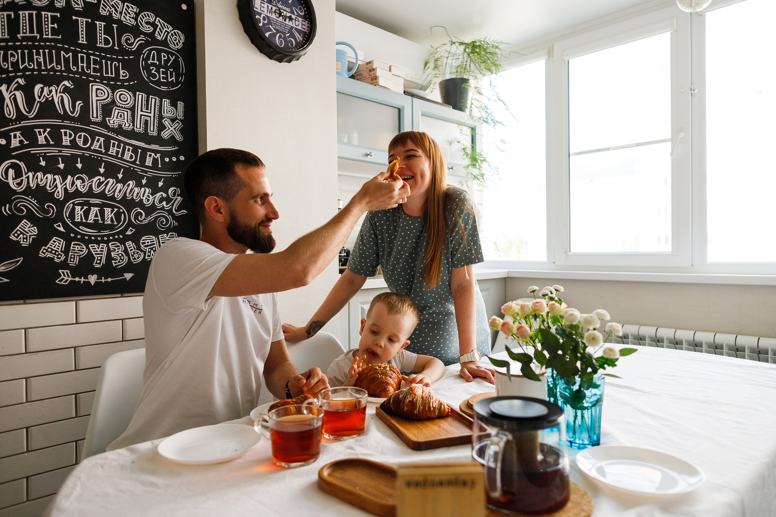 Семейная съемка дома в Астрахани, муж, беременная жена, ребенок.