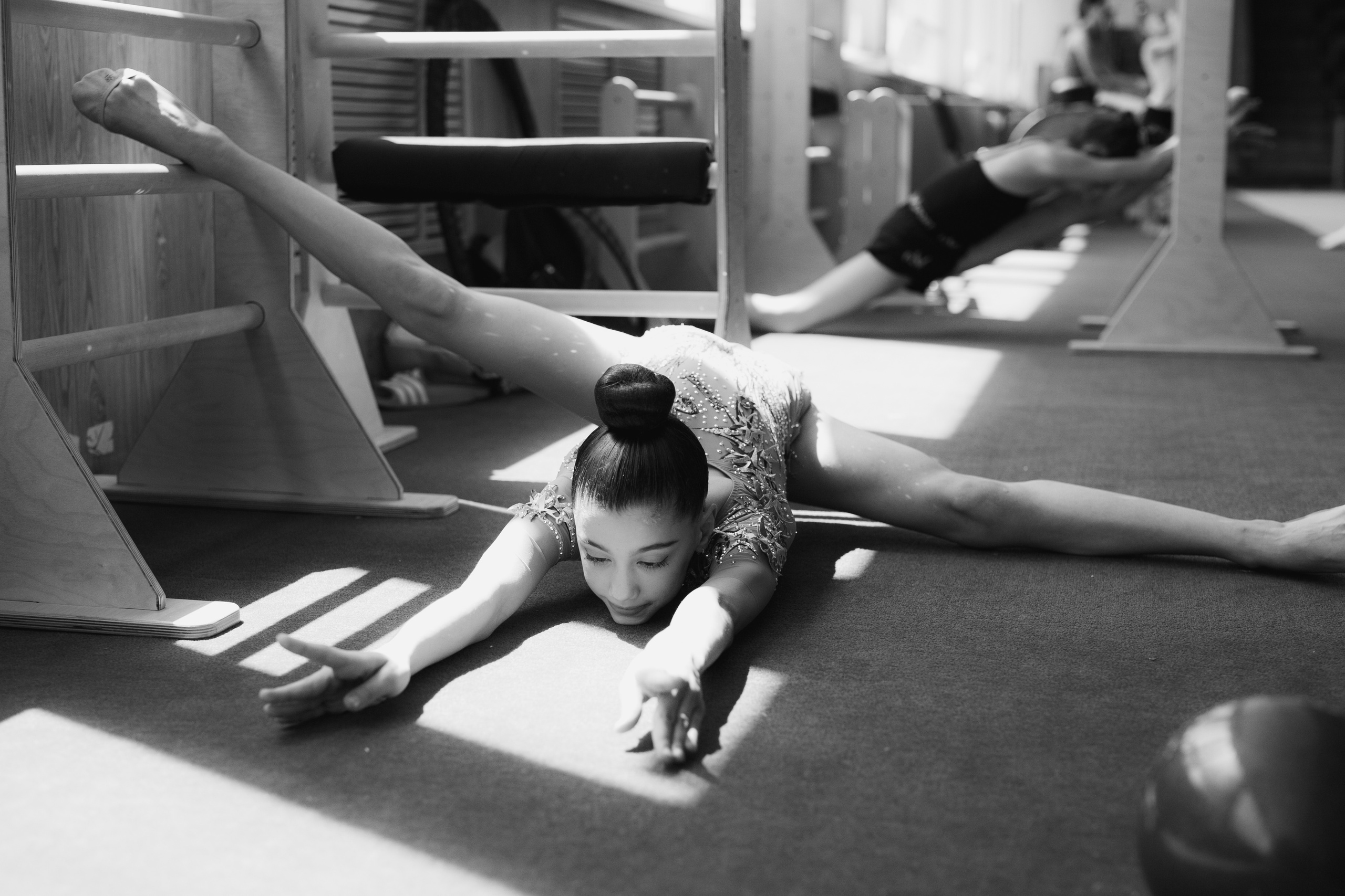 Фотосессия юной гимнастки Леры, Спортивная школа им. Л. А. Тихомировой по художественной гимнастике в Астрахани. Портрет гимнастки. Гимнастика. Гимнастические костюмы. ЧБ