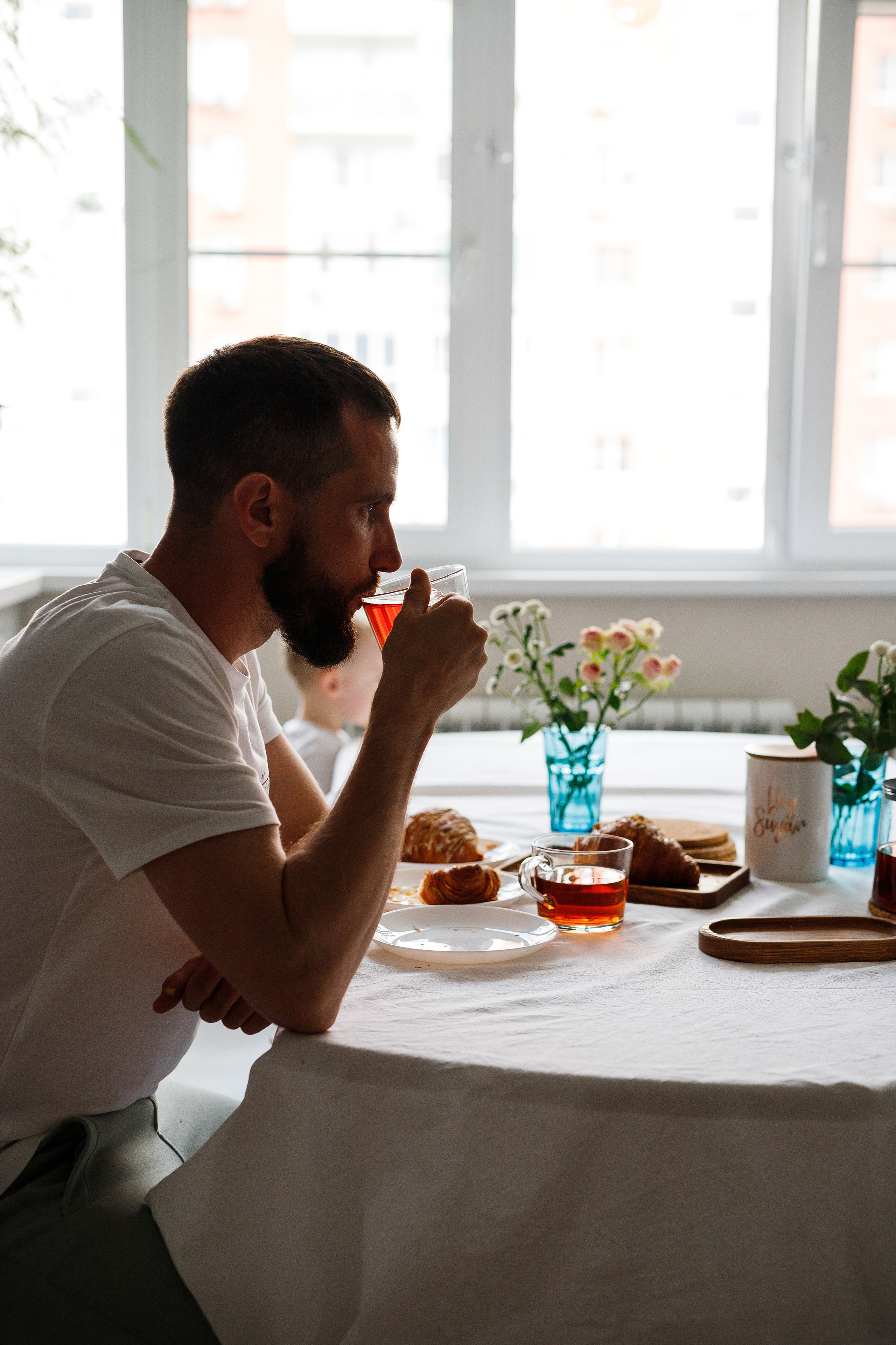 Семейная съемка дома в Астрахани, муж, беременная жена, ребенок.