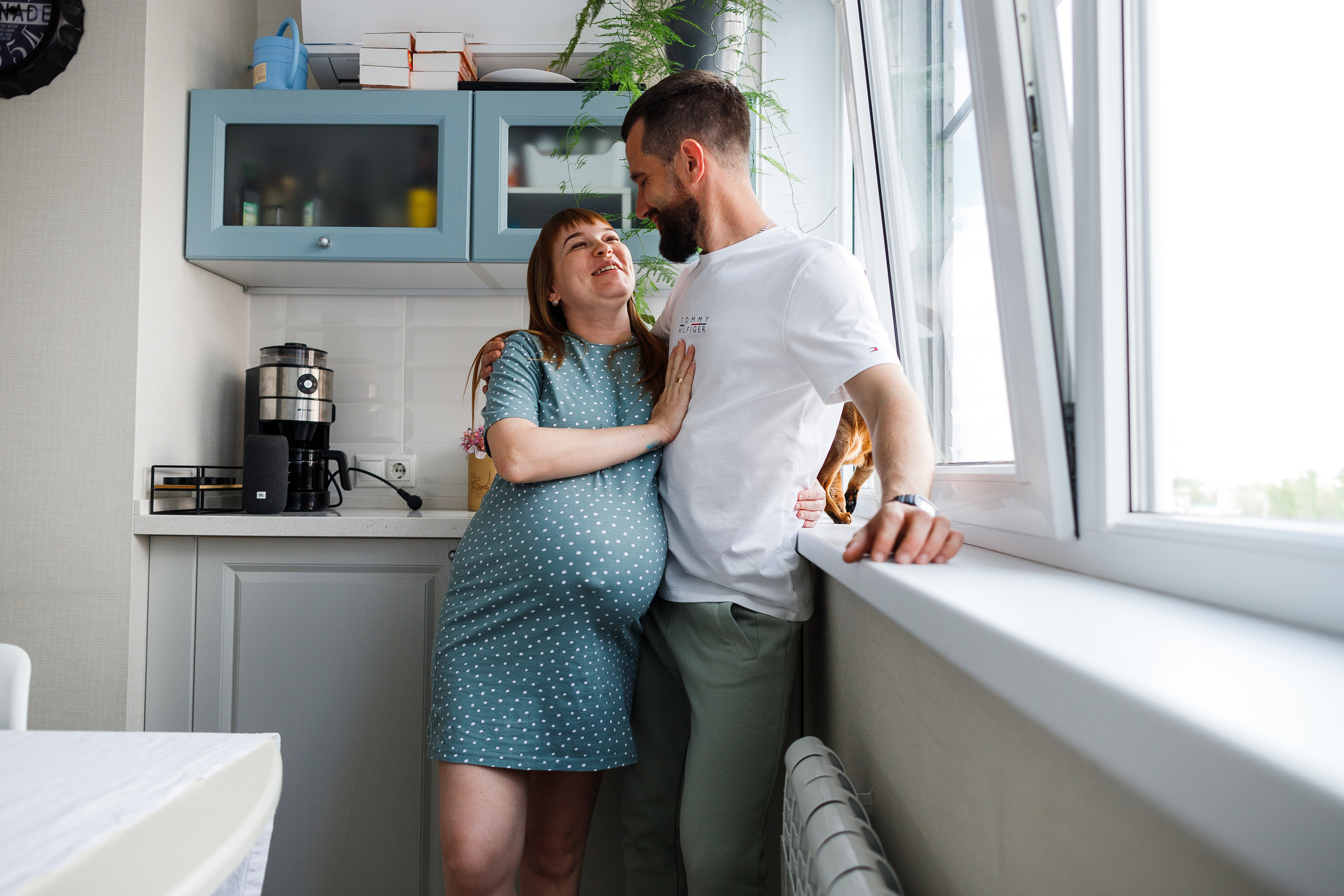 Семейная съемка дома в Астрахани, муж, беременная жена, ребенок.