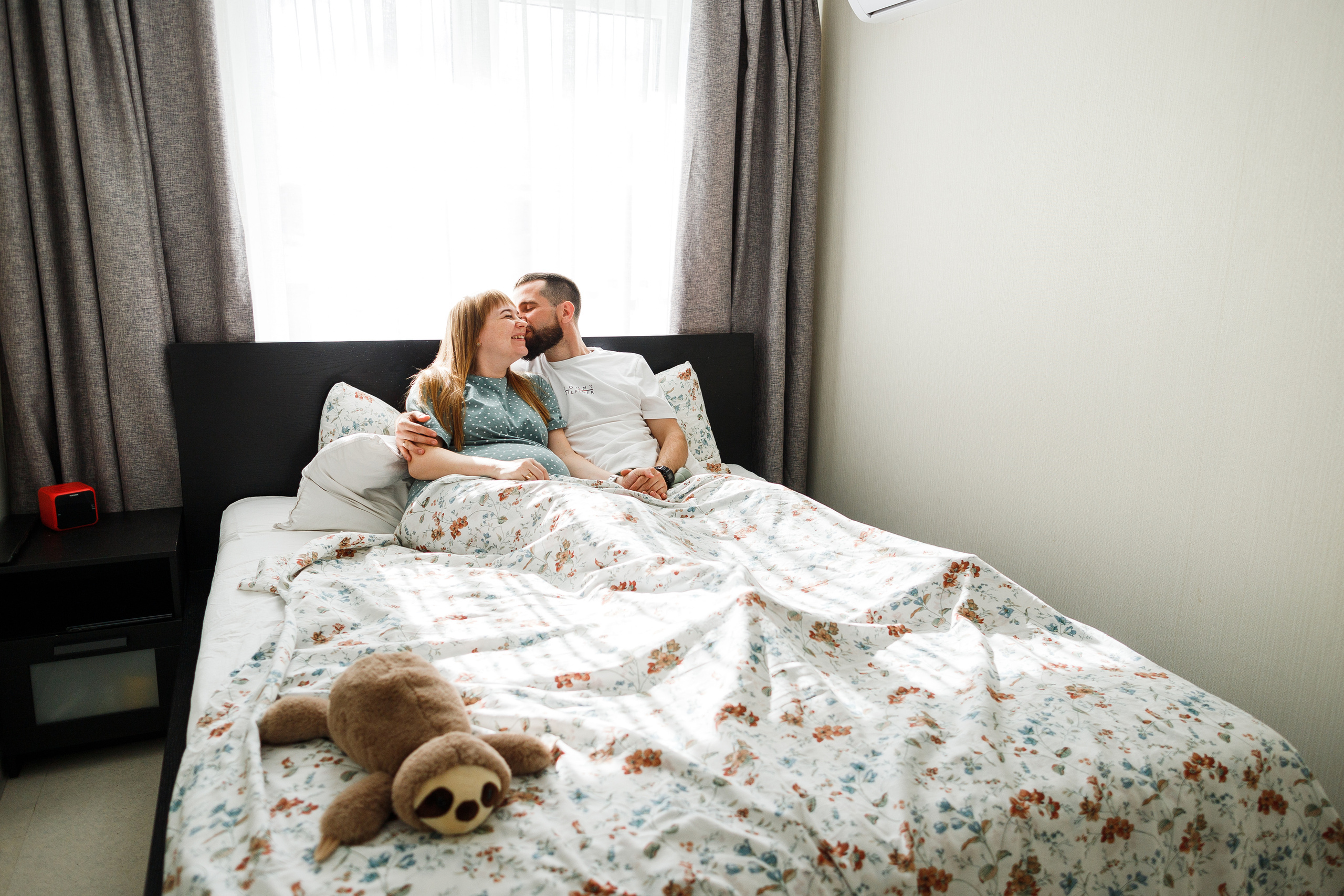 Семейная съемка дома в Астрахани, муж, беременная жена, ребенок.