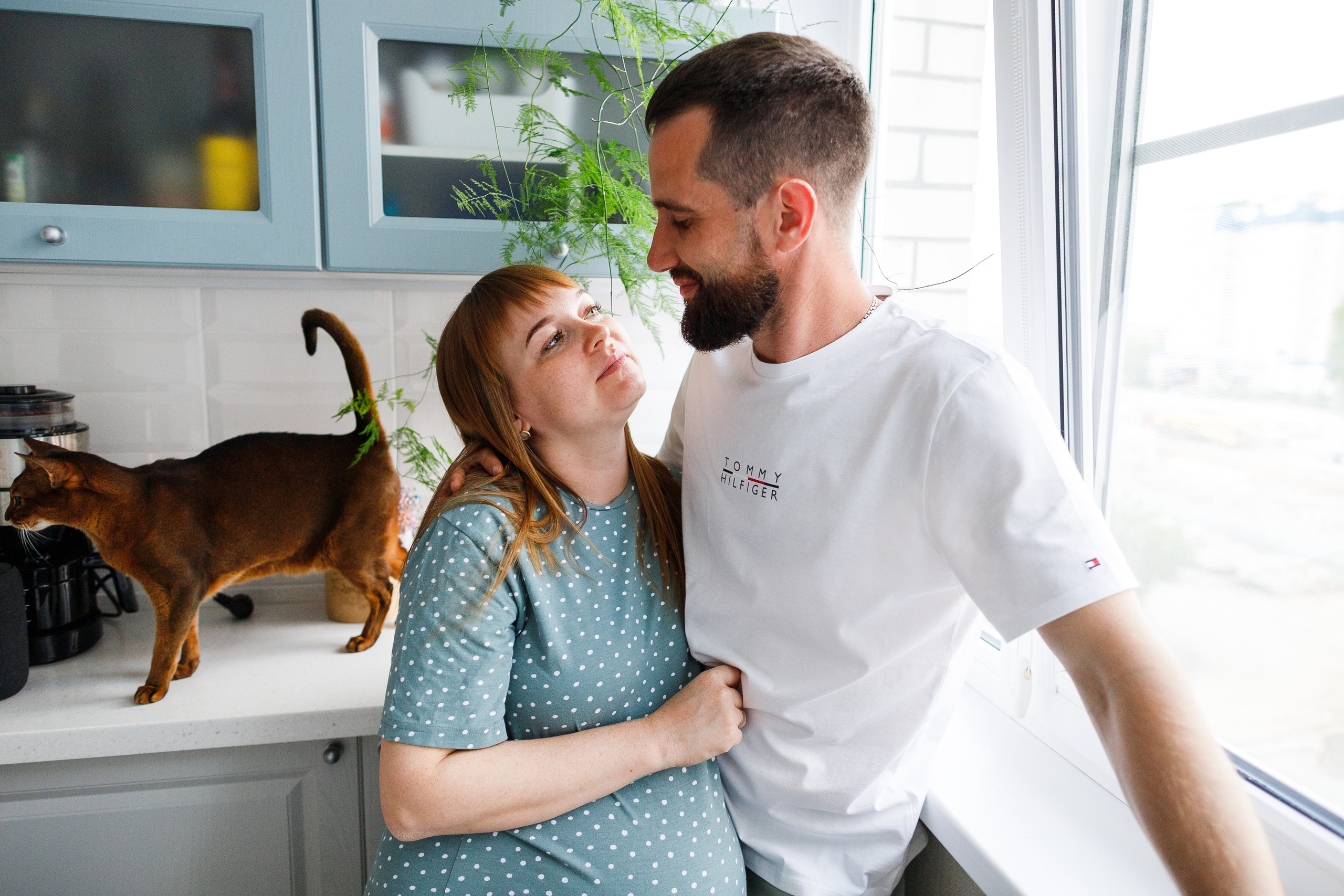 Семейная съемка дома в Астрахани, муж, беременная жена, ребенок.