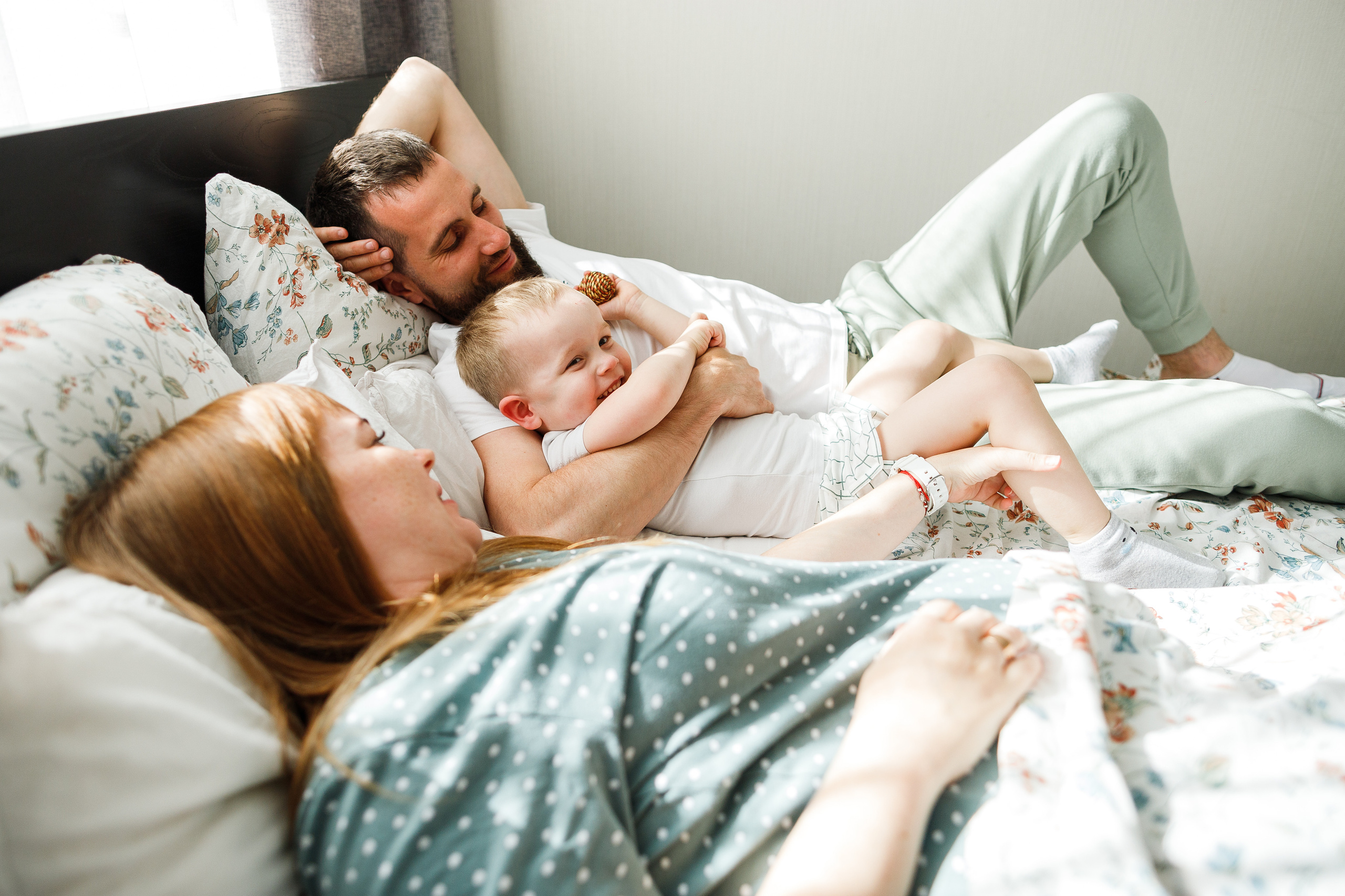 Семейная съемка дома в Астрахани, муж, беременная жена, ребенок.