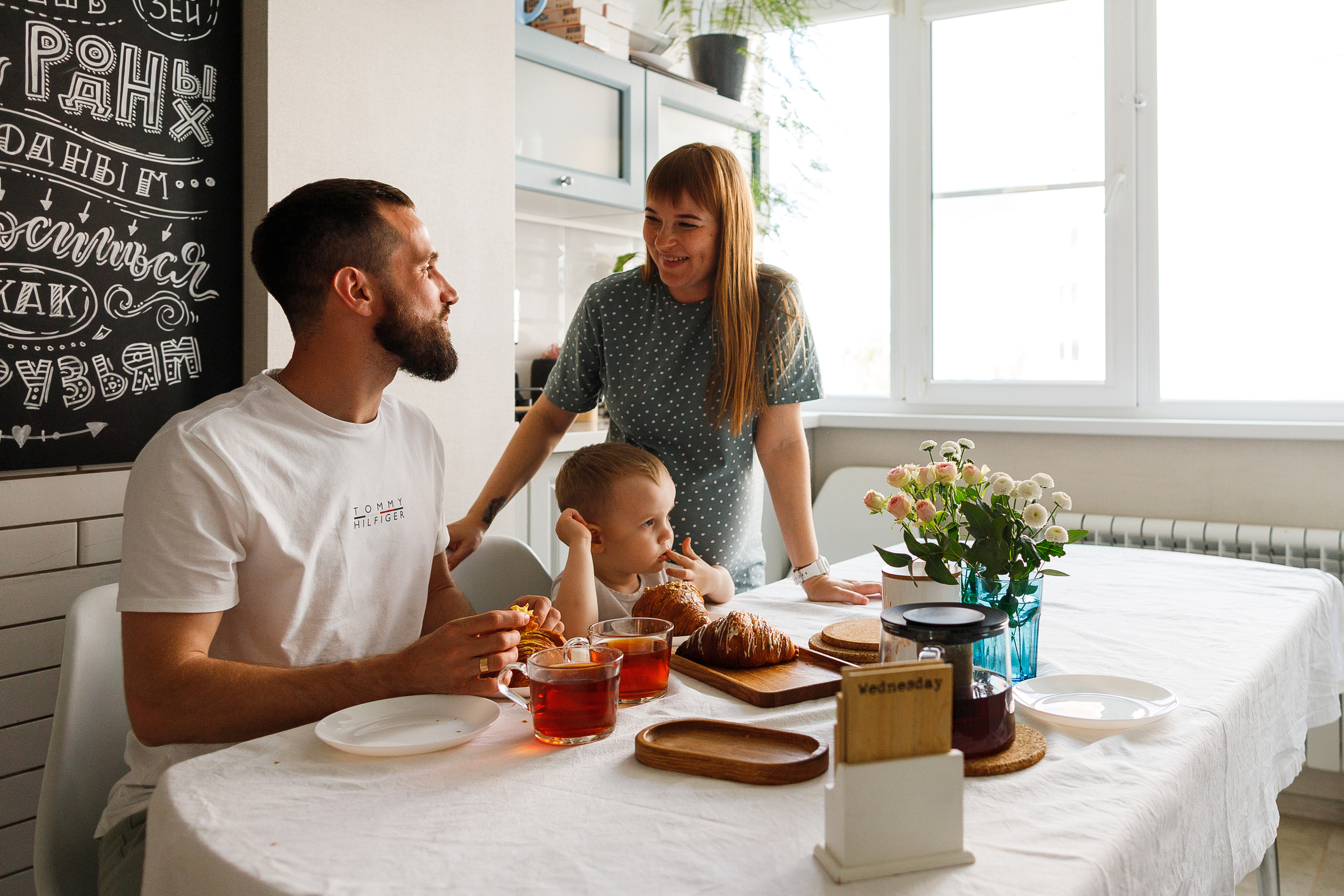 Семейная съемка дома в Астрахани, муж, беременная жена, ребенок.