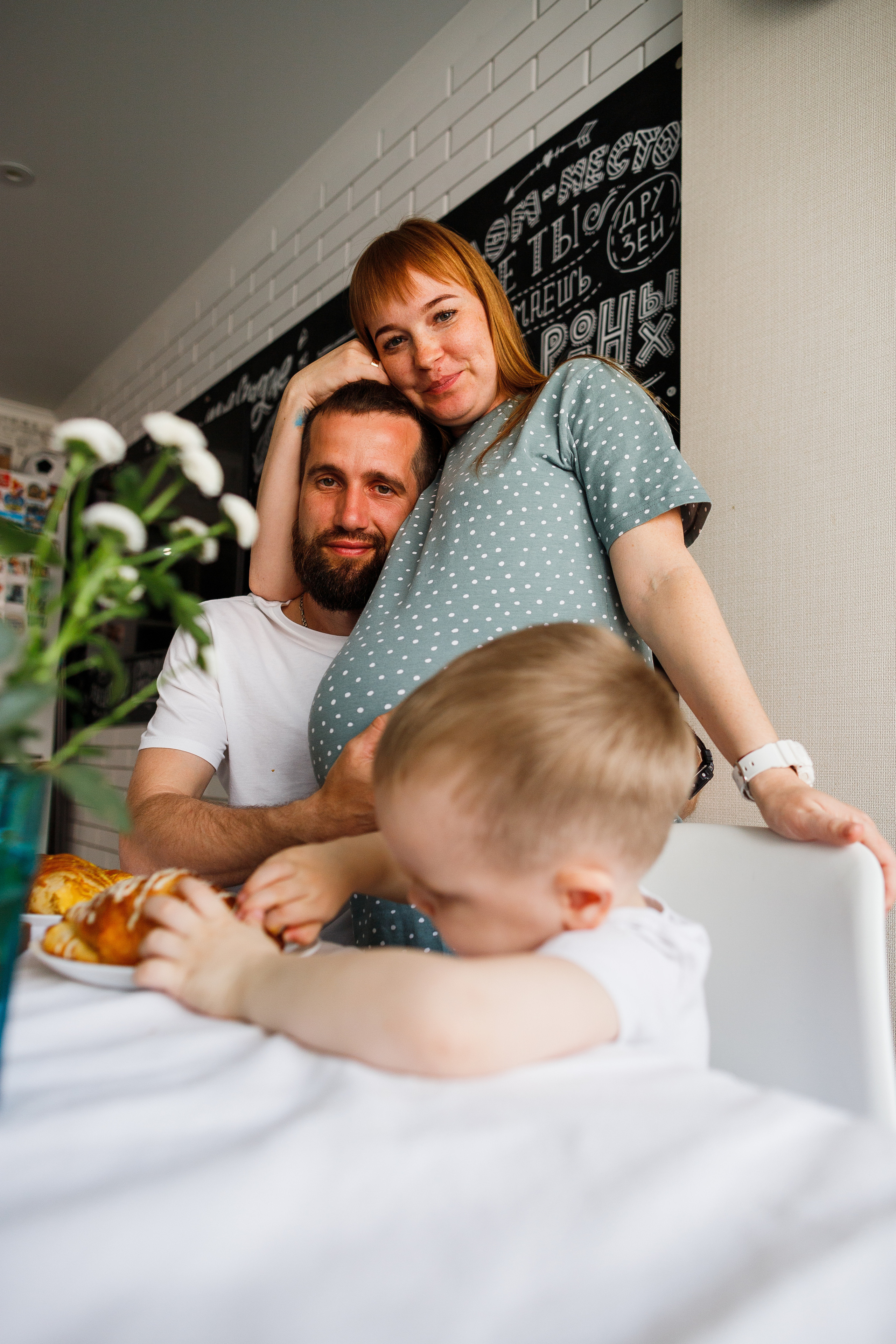 Семейная съемка дома в Астрахани, муж, беременная жена, ребенок.