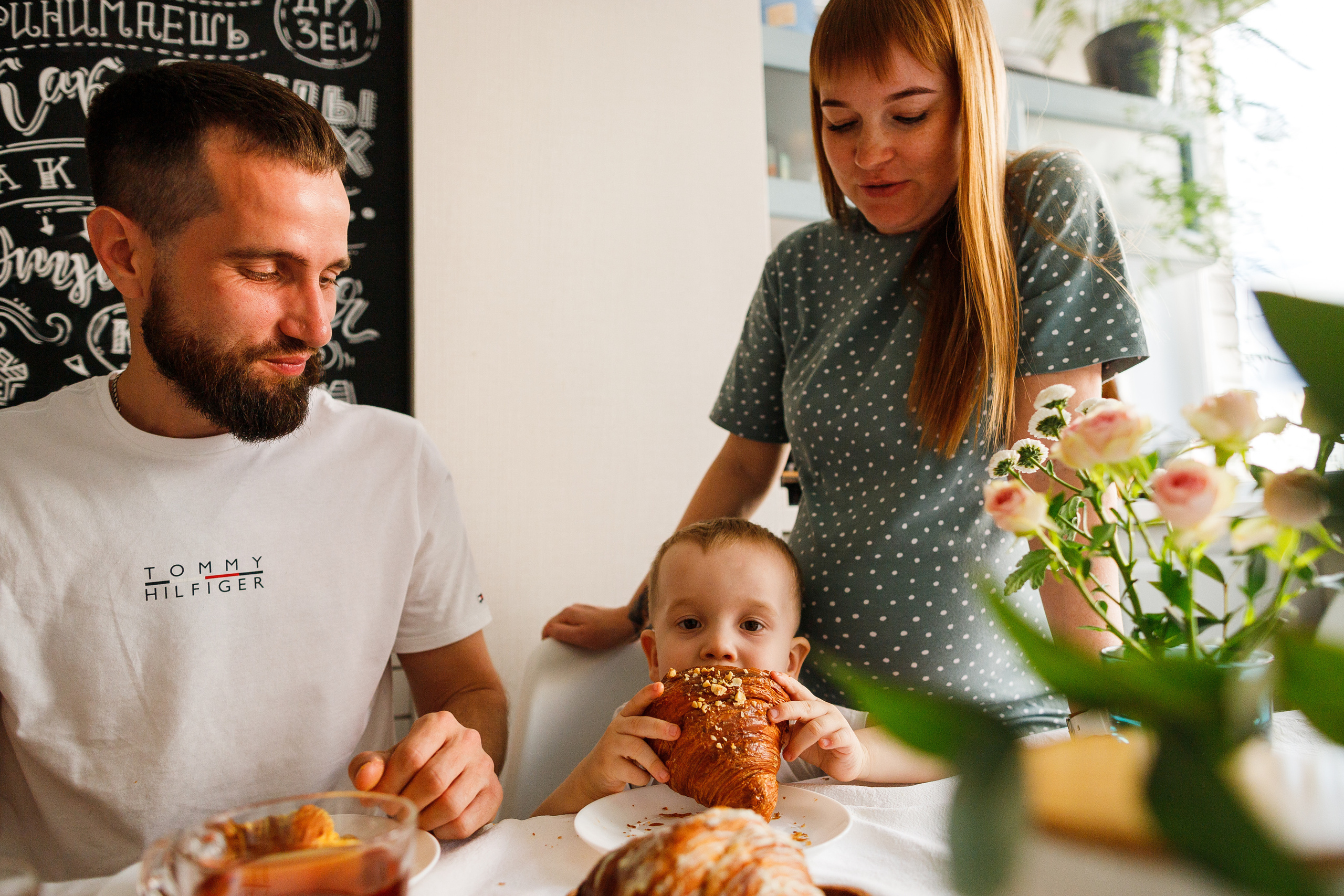 Семейная съемка дома в Астрахани, муж, беременная жена, ребенок.