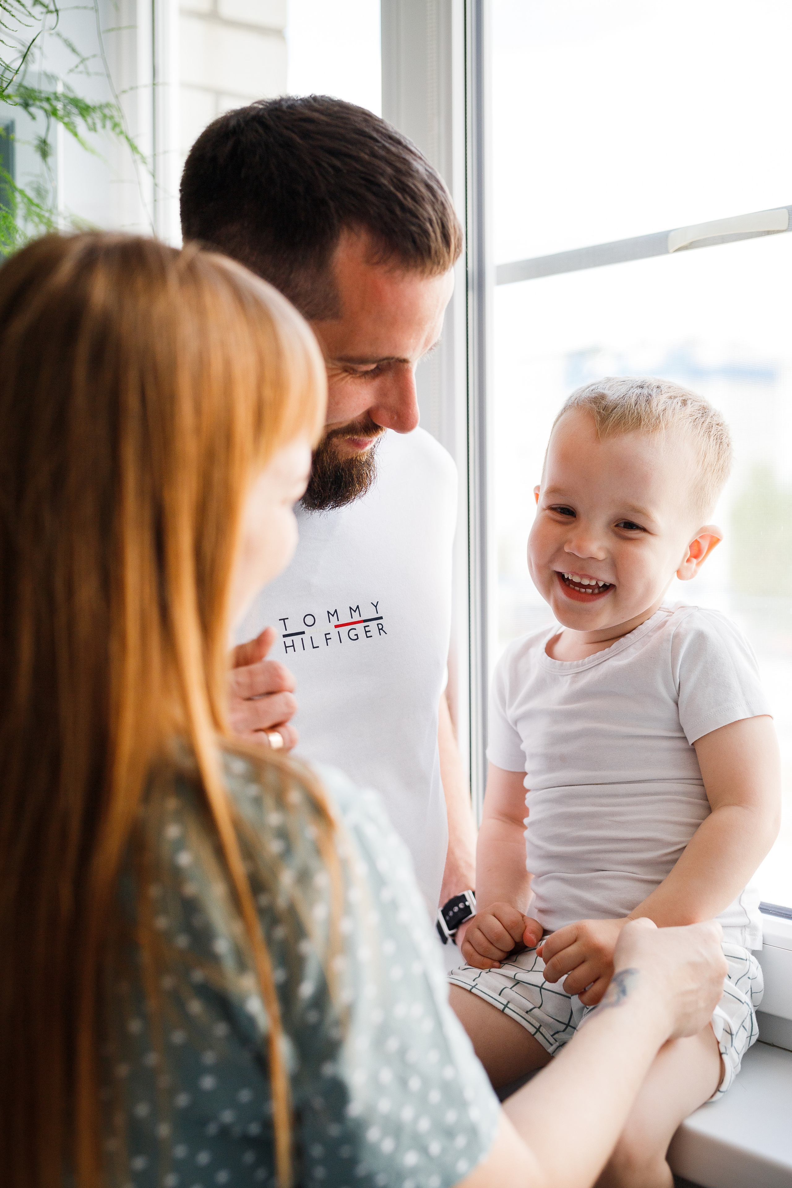 Семейная съемка дома в Астрахани, муж, беременная жена, ребенок.