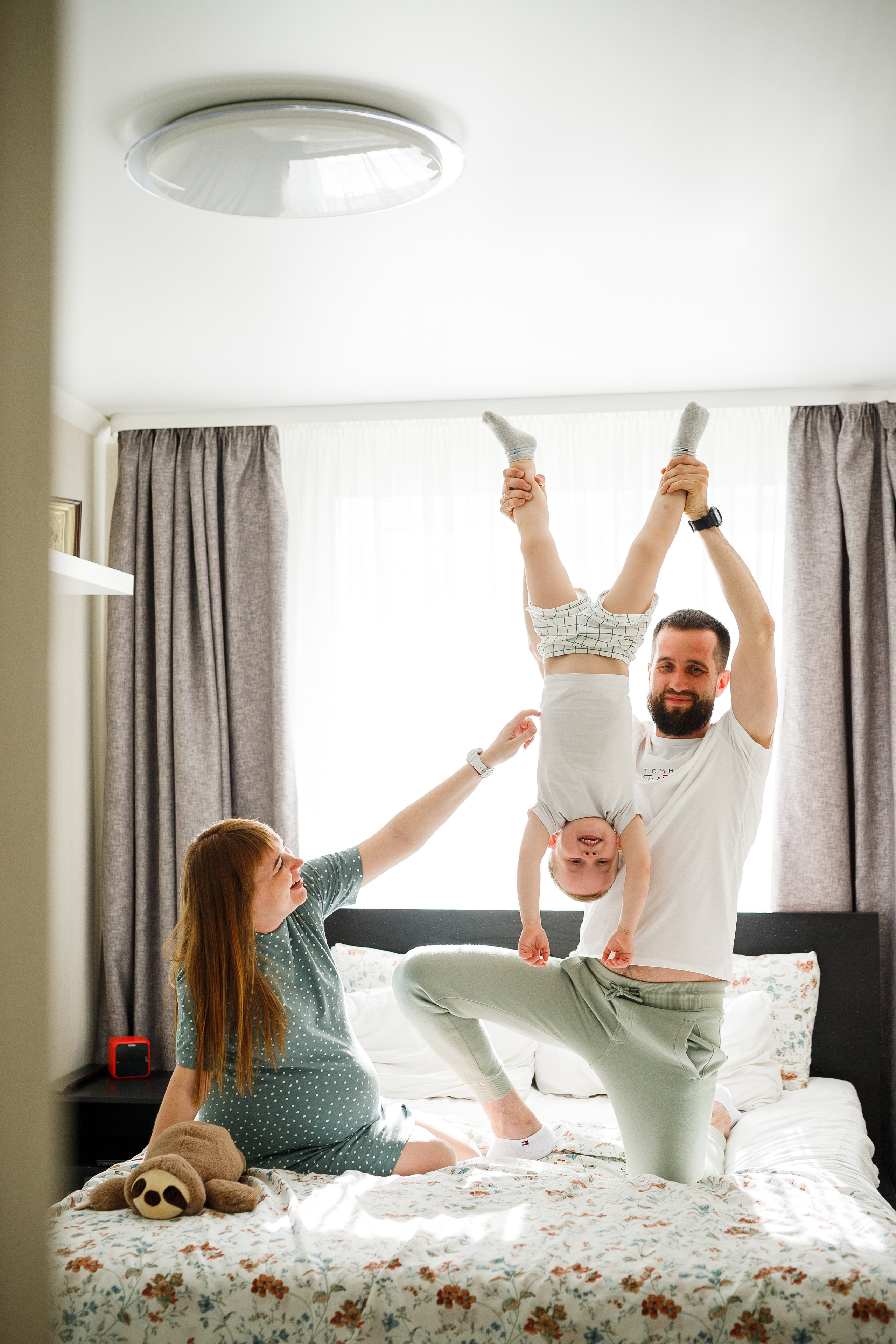 Семейная съемка дома в Астрахани, муж, беременная жена, ребенок.