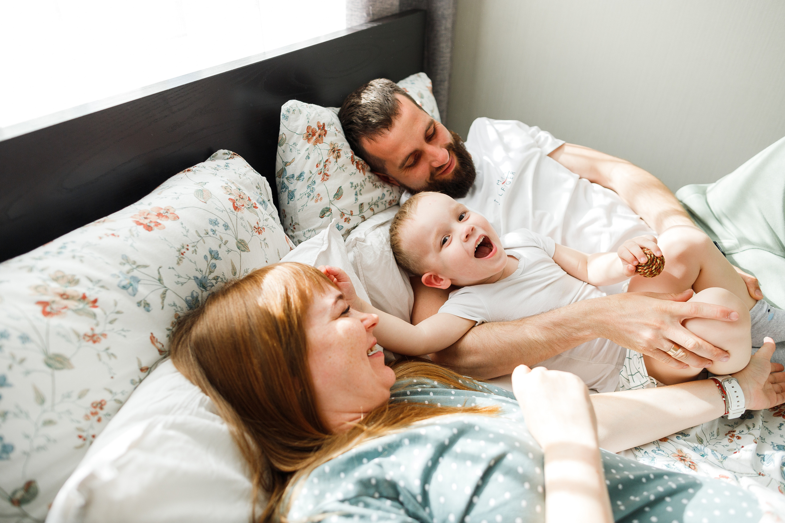 Семейная съемка дома в Астрахани, муж, беременная жена, ребенок.