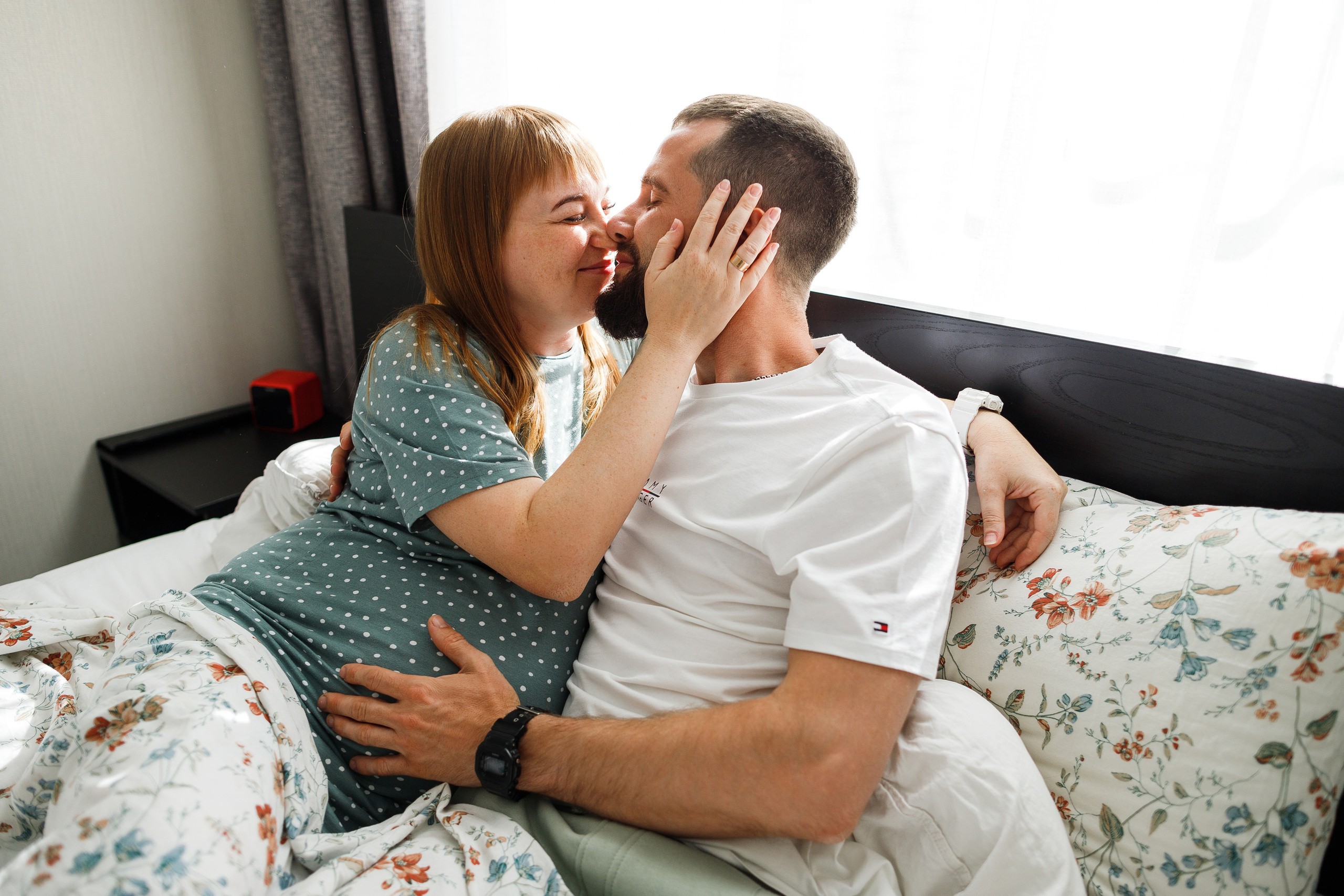 Семейная съемка дома в Астрахани, муж, беременная жена, ребенок.