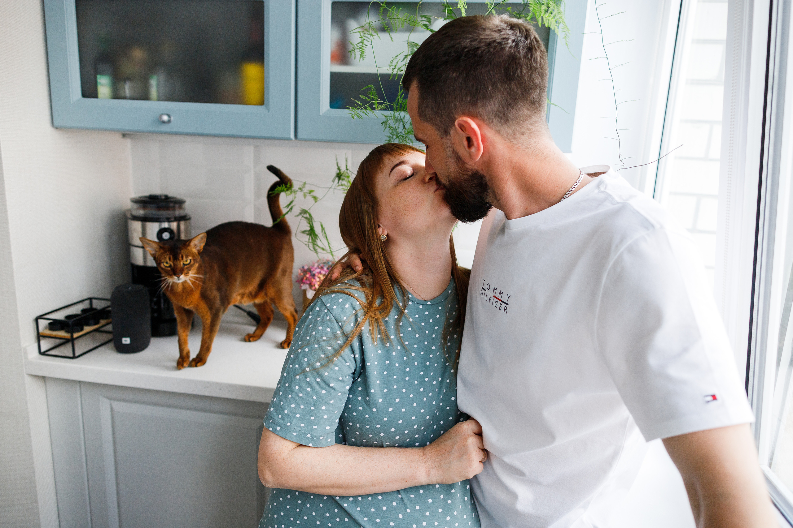 Семейная съемка дома в Астрахани, муж, беременная жена, ребенок.